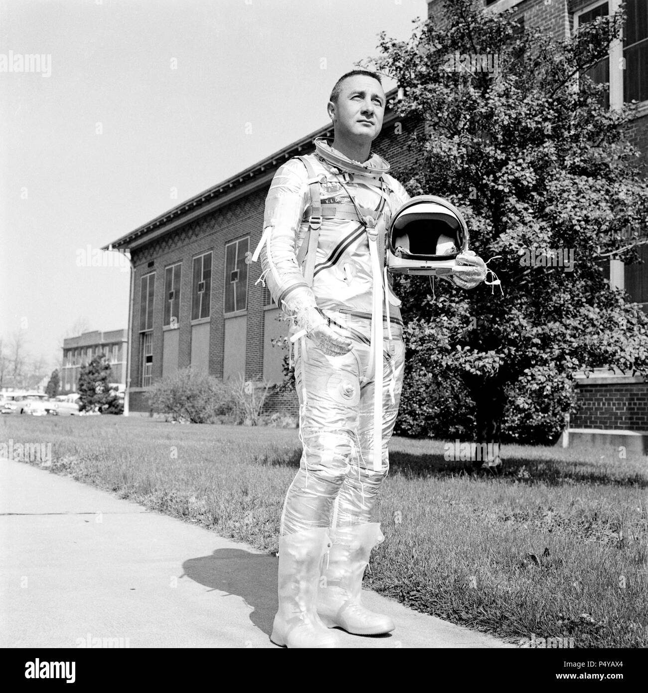 Astronauta Virgil Grissom fotografato nel nuovo Mercury spacesuit, tenendo il suo casco. Foto Stock