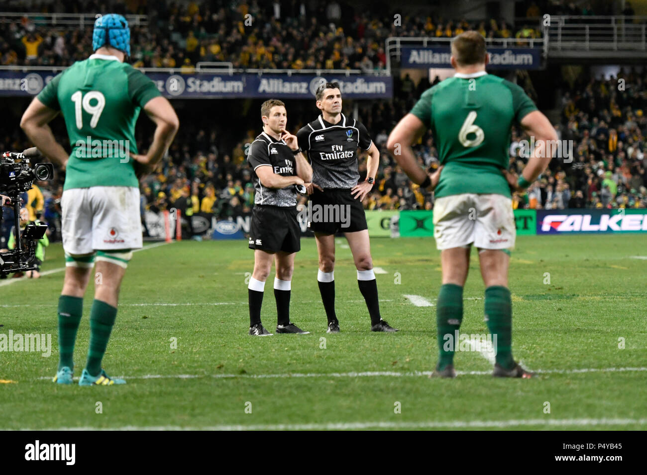 Lo Stadio Allianz, Sydney, Australia. Il 23 giugno, 2018. Internazionale di Rugby friendly, Australia contro l'Irlanda; l'arbitro controlla la vide la riproduzione alla fine del credito di gioco: Azione Plus sport/Alamy Live News Foto Stock