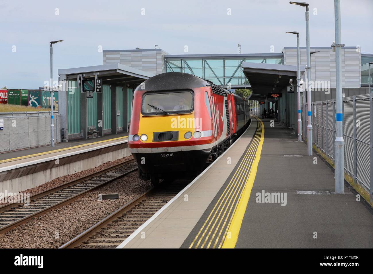 Edinburgh, Regno Unito. Il 23 marzo 2018. Un Virgin Trains Costa Est Service tuona attraverso Edimburgo stazione Gateway legato per Aberdeen. Questo HST 43206 è uno degli ultimi servizi da eseguire sulla costa est mainline prima di franchising è assunto ufficialmente dalla LNER il 23 giugno 2018. A causa di difficoltà operative il governo ha ripreso il controllo di questa rotaia franchising, che è stato fatto funzionare con la diligenza e la Vergine. © Garry Cornes / Alamy Live News Foto Stock