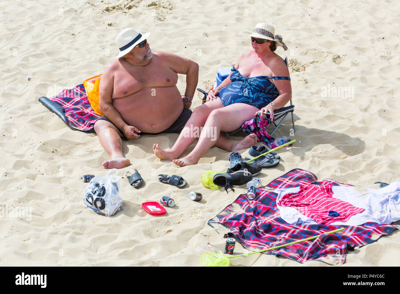 Bournemouth Dorset, Regno Unito. Il 23 giugno 2018. Regno Unito: meteo spiagge affollate su un bel sole caldo giorno come testa di visitatori al mare per rendere la maggior parte del sole Come temperature aumento per l'ondata di caldo. Matura a prendere il sole sulla spiaggia - il sovrappeso grasso. Credito: Carolyn Jenkins/Alamy Live News Foto Stock