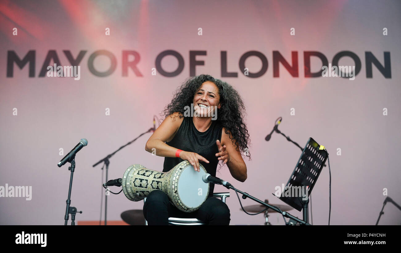 Londra, Regno Unito. Il 23 giugno 2018. Simona Abdallah, un batterista darubka, esegue sul palco come persone celebrano la festa EID in Trafalgar Square, un evento ospitato dal sindaco di Londra. Il sindaco di festa si svolge in Piazza una settimana dopo la fine del Ramadan e include una varietà di spettacoli e attività culturali. Credito: Stephen Chung / Alamy Live News Foto Stock