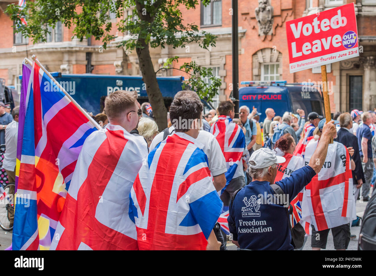 Londra, Regno Unito. Il 23 giugno 2018. Un contatore marzo da un centinaio di ala destra contestatori chiamata per Brexit, la libertà di Tommy Robinson, sotto lo slogan "reale uomini lotta indietro', e il diritto alla libertà di espressione. Essi sono kettled da teh polizia prima di arrivare a Piazza del Parlamento. Il gruppo è stato organizzato dalla Football Lads Alliance e la libertà di associazione. Credito: Guy Bell/Alamy Live News Foto Stock