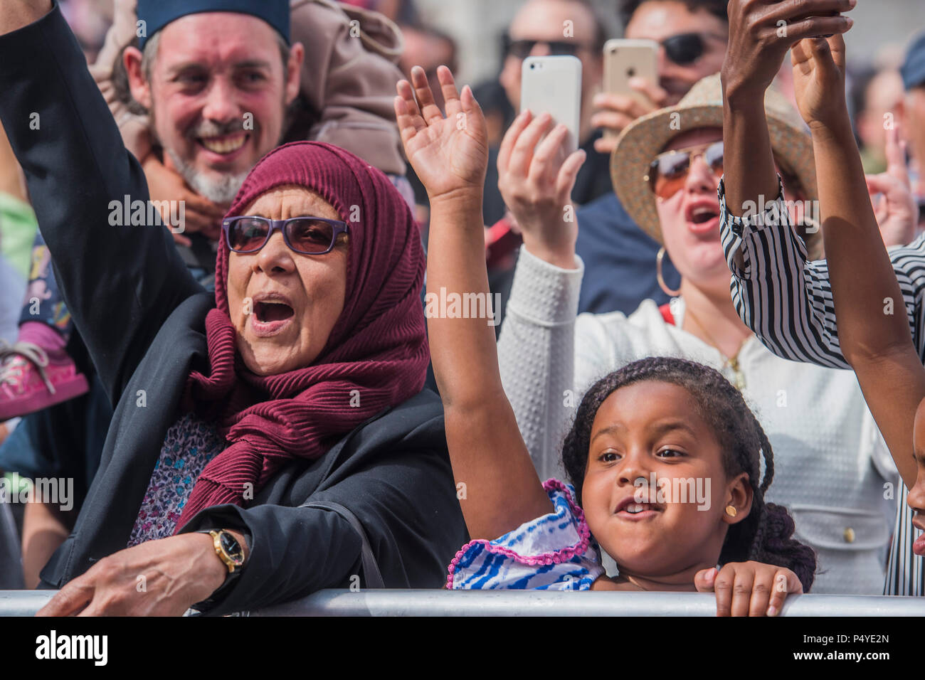 Londra, Regno Unito. Il 23 giugno 2018. La multi etnico gode della folla gli atti - XIII Festival Eid su Trafalgar Square per festeggiare la fine del Ramadan. Come parte del Sindaco di #BehindEveryGreatCity campagna il contributo vitale delle donne di cultura musulmana sarà un focus del festival. Credito: Guy Bell/Alamy Live News Foto Stock