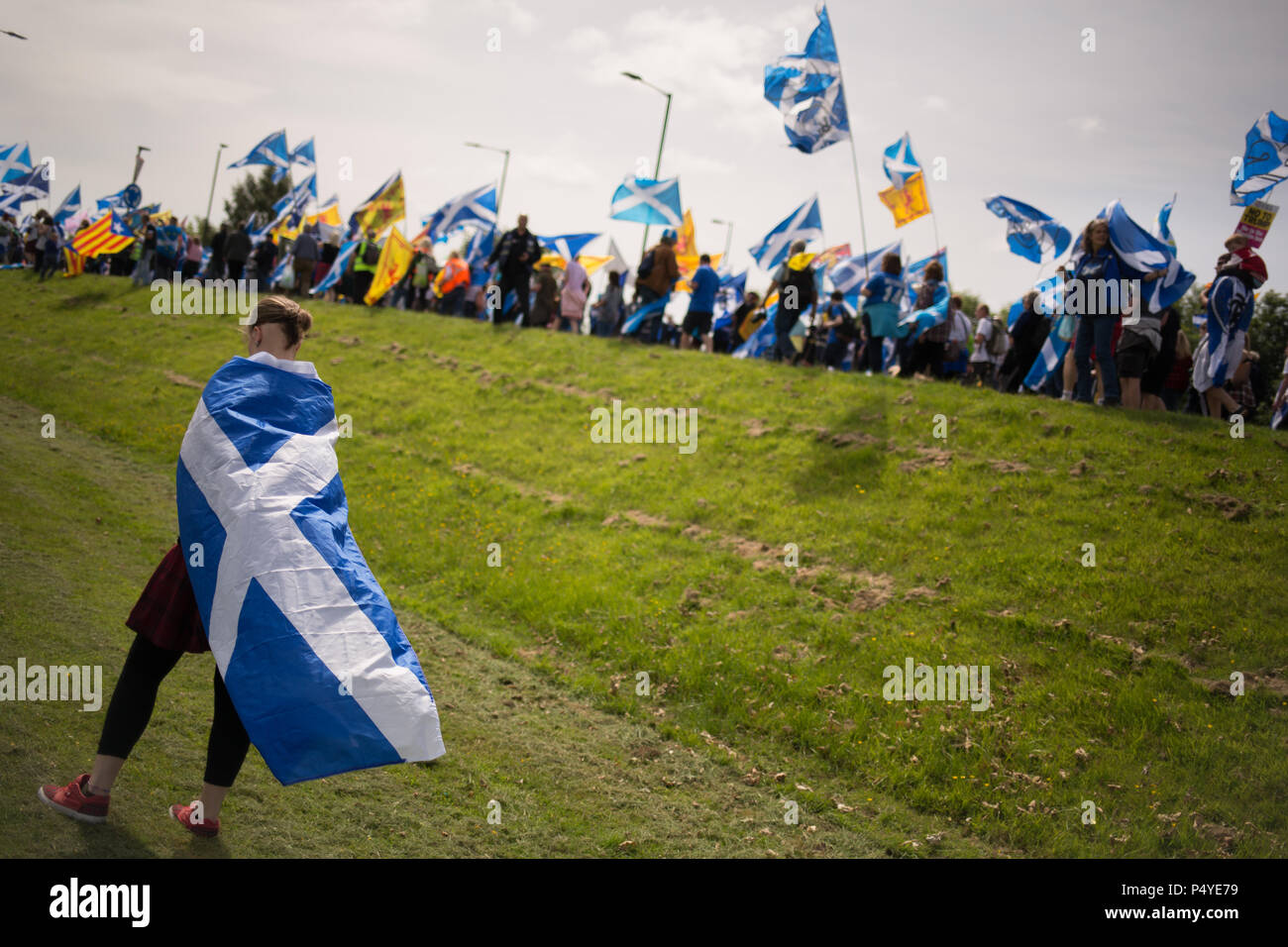 Stirling, Scozia, Regno Unito. Il 23 giugno 2018. Indipendenza Pro-Scottish marzo, organizzati in 'Tutti sotto uno striscione' nome attraverso le strade e per il campo di battaglia di Bannockburn sul 704th anniverary della Battaglia di Bannockburn. Si è stimato che 10.000 persone hanno preso parte nel mese di marzo per chiedere un secondo referendum di indipendenza. Credito foto Jeremy Sutton-Hibbert/Alamy Live News. Foto Stock