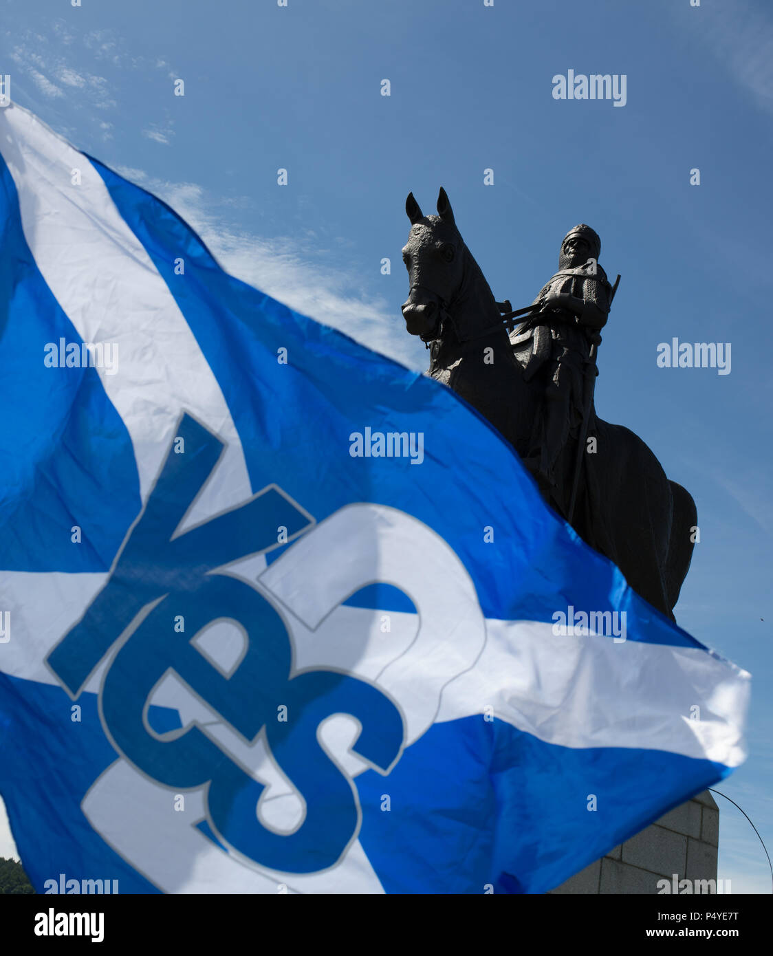 Stirling, Scozia, Regno Unito. Il 23 giugno 2018. Indipendenza Pro-Scottish marzo, organizzati in 'Tutti sotto uno striscione' nome attraverso le strade e per il campo di battaglia di Bannockburn sul 704th anniverary della Battaglia di Bannockburn. Si è stimato che 10.000 persone hanno preso parte nel mese di marzo per chiedere un secondo referendum di indipendenza. Credito foto Jeremy Sutton-Hibbert/Alamy Live News. Foto Stock