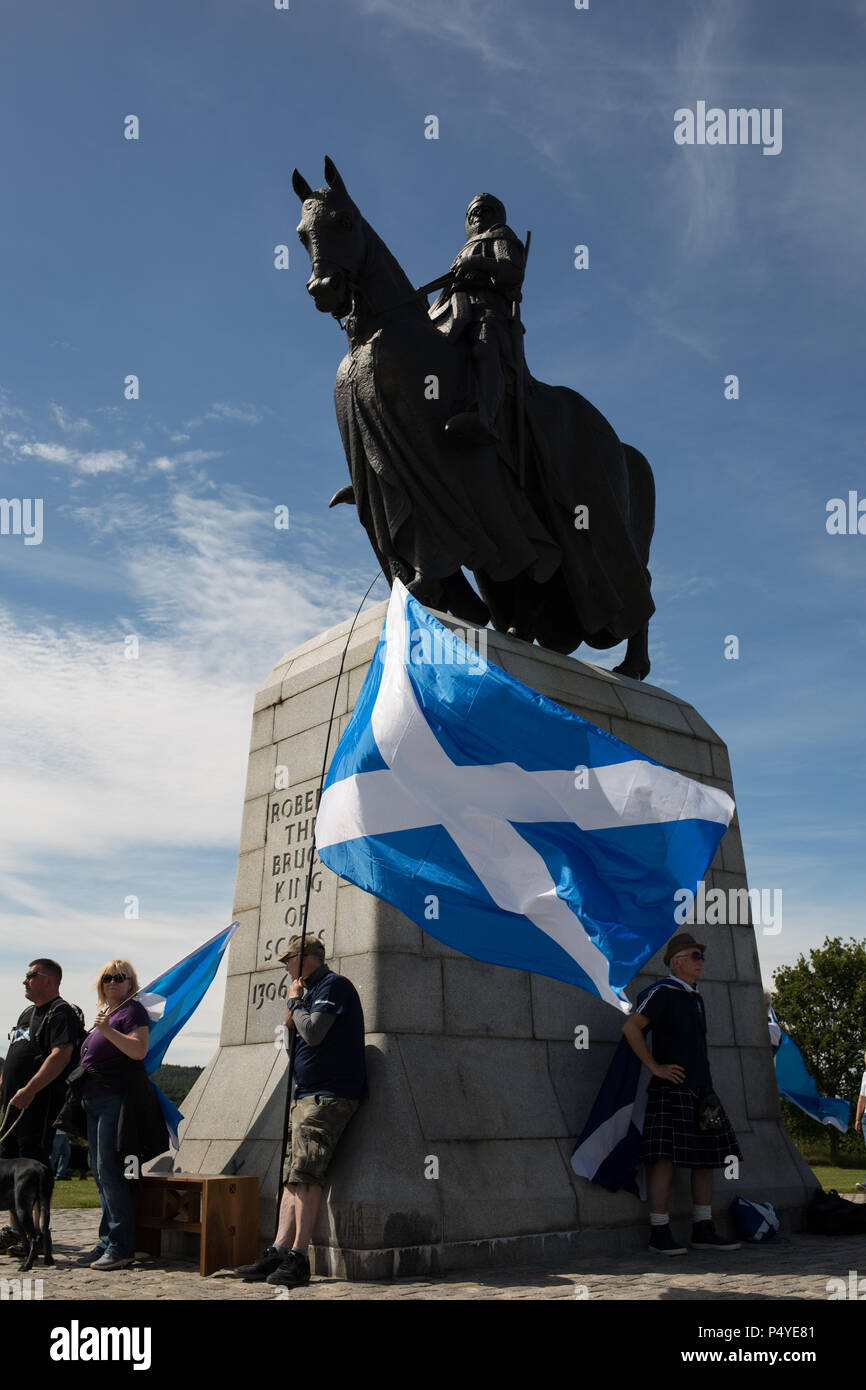 Stirling, Scozia, Regno Unito. Il 23 giugno 2018. Indipendenza Pro-Scottish marzo, organizzati in 'Tutti sotto uno striscione' nome attraverso le strade e per il campo di battaglia di Bannockburn sul 704th anniverary della Battaglia di Bannockburn. Si è stimato che 10.000 persone hanno preso parte nel mese di marzo per chiedere un secondo referendum di indipendenza. Credito foto Jeremy Sutton-Hibbert/Alamy Live News. Foto Stock