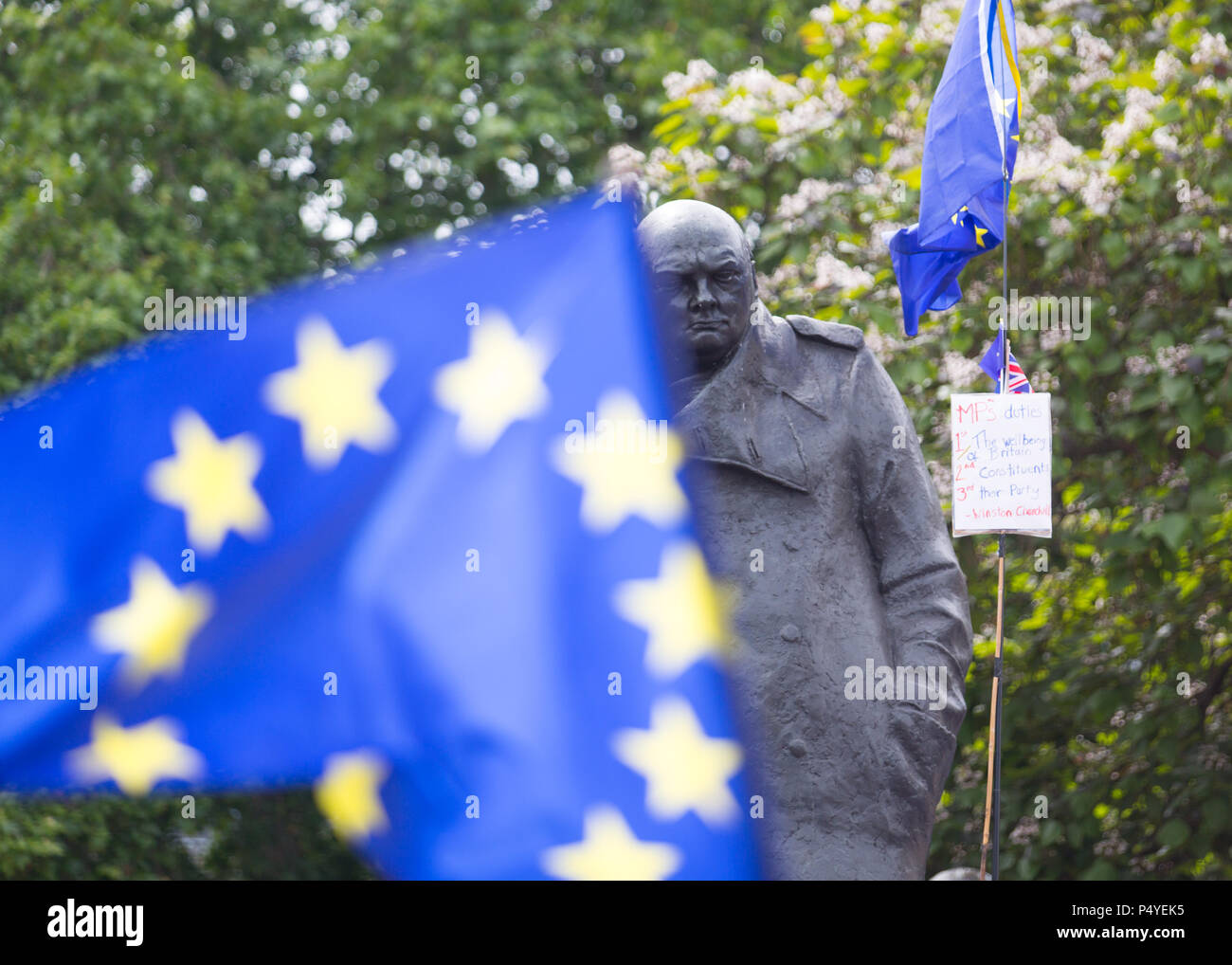 Londra, Regno Unito. Il 23 giugno 2018. Migliaia partecipano a marzo per un voto popolare sui termini della finale Brexit trattativa. Le bandiere e un banner presso la statua di Winston Churchill. Il banner citazioni Winson Churchill. Credito: Carol moiré/Alamy Live News Foto Stock