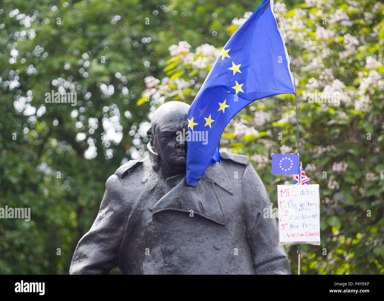 Londra, Regno Unito. Il 23 giugno 2018. Migliaia partecipano a marzo per un voto popolare sui termini della finale Brexit trattativa. Le bandiere e un banner presso la statua di Winston Churchill. Il banner citazioni Winson Churchill.Credit: Carol moiré/Alamy Live News Foto Stock