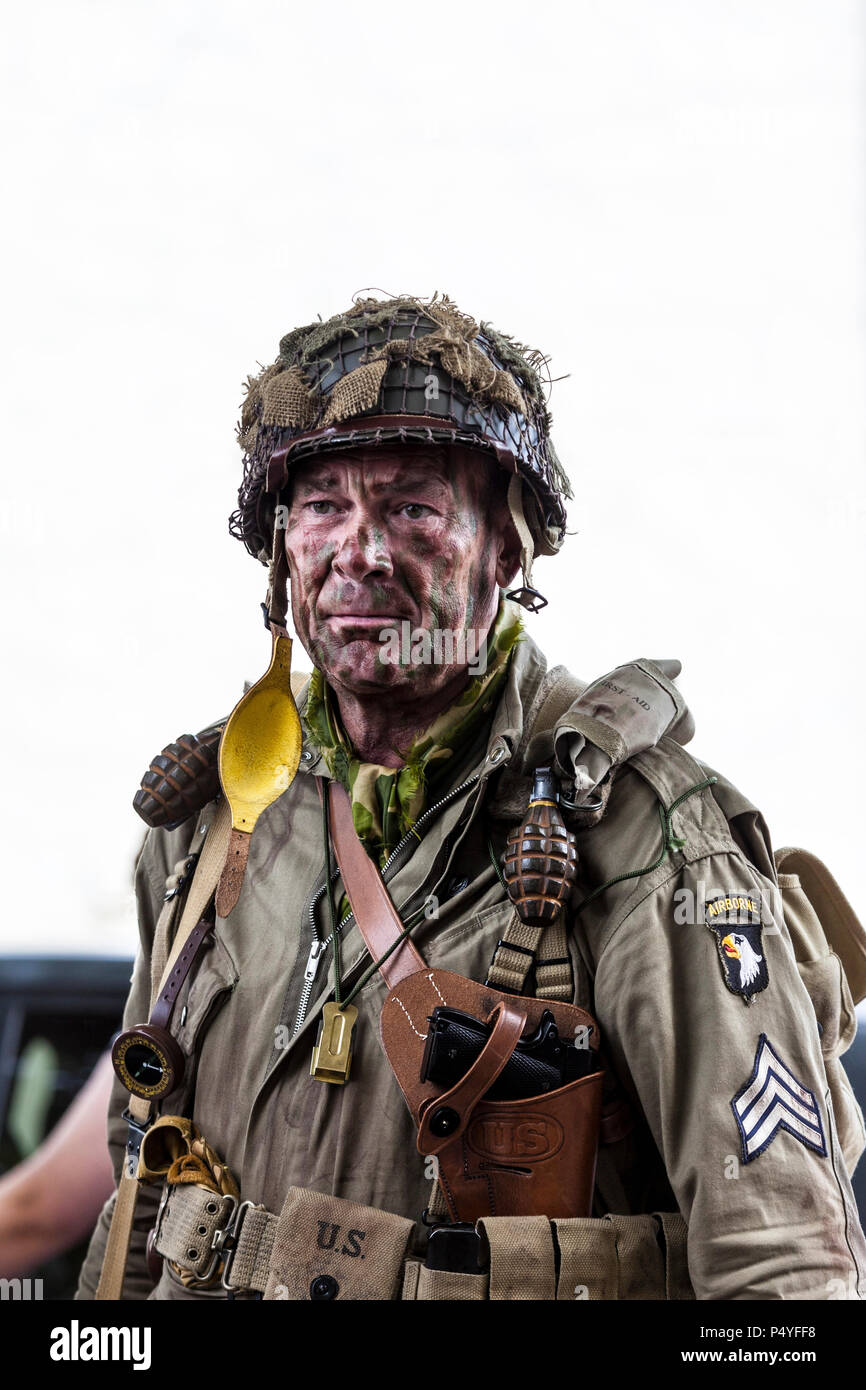 Barnard Castle, Teesdale, nella contea di Durham. Sabato 23 Giugno 2018. Il Nord Est città mercato di Barnard Castle ha fatto un passo indietro nel tempo oggi quando la gente vestita in su in vintage anni Quaranta abiti e seconda guerra mondiale di uniformi come parte di Barnard Castle 1940's Weekend. Questo ha incluso un flypast da un WW2 Spitfire e visualizza da re-enactors. David Forster/Alamy Live News Foto Stock