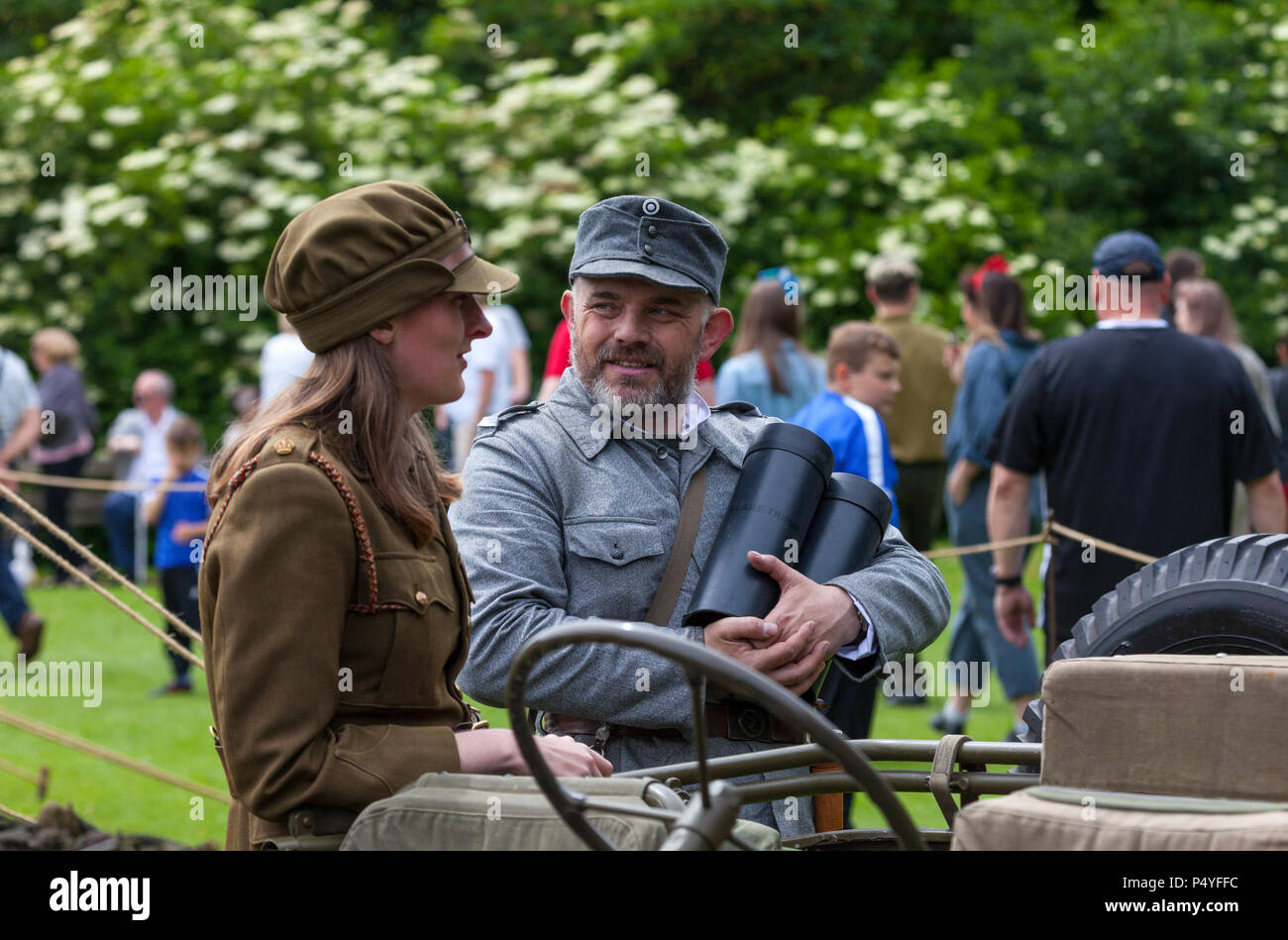 Barnard Castle, Teesdale, nella contea di Durham. Sabato 23 Giugno 2018. Il Nord Est città mercato di Barnard Castle ha fatto un passo indietro nel tempo oggi quando la gente vestita in su in vintage anni Quaranta abiti e seconda guerra mondiale di uniformi come parte di Barnard Castle 1940's Weekend. Questo ha incluso un flypast da un WW2 Spitfire e visualizza da re-enactors. David Forster/Alamy Live News Foto Stock