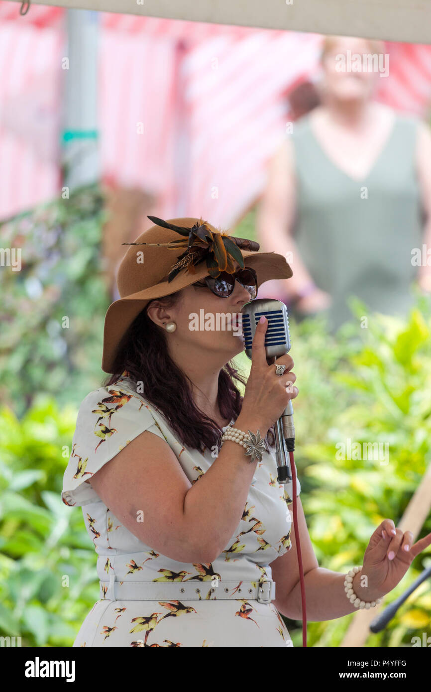Barnard Castle, Teesdale, nella contea di Durham. Sabato 23 Giugno 2018. Il Nord Est città mercato di Barnard Castle ha fatto un passo indietro nel tempo oggi quando la gente vestita in su in vintage anni Quaranta abiti e seconda guerra mondiale di uniformi come parte di Barnard Castle 1940's Weekend. Questo ha incluso un flypast da un WW2 Spitfire e visualizza da re-enactors. David Forster/Alamy Live News Foto Stock