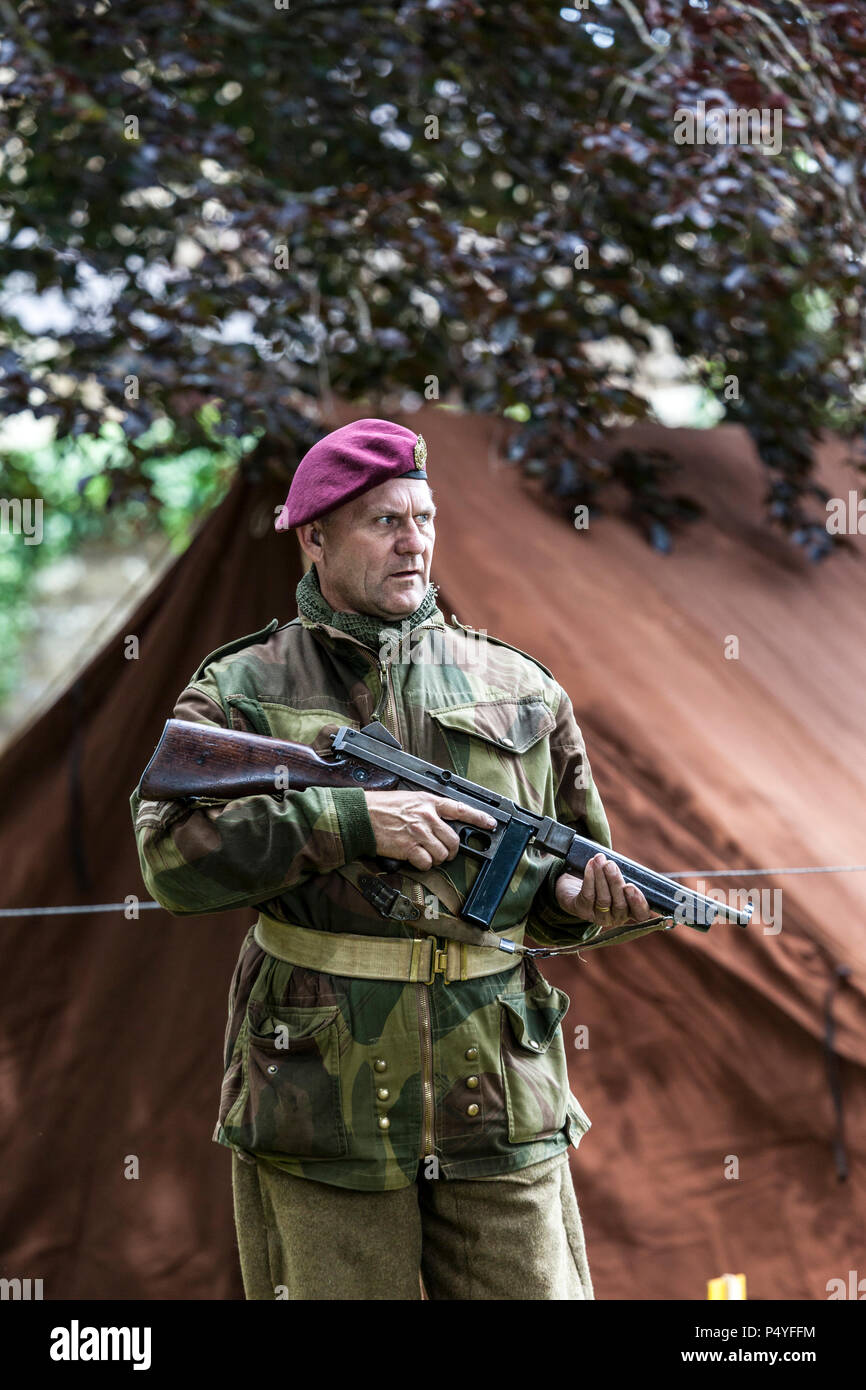 Barnard Castle, Teesdale, nella contea di Durham. Sabato 23 Giugno 2018. Il Nord Est città mercato di Barnard Castle ha fatto un passo indietro nel tempo oggi quando la gente vestita in su in vintage anni Quaranta abiti e seconda guerra mondiale di uniformi come parte di Barnard Castle 1940's Weekend. Questo ha incluso un flypast da un WW2 Spitfire e visualizza da re-enactors. David Forster/Alamy Live News Foto Stock