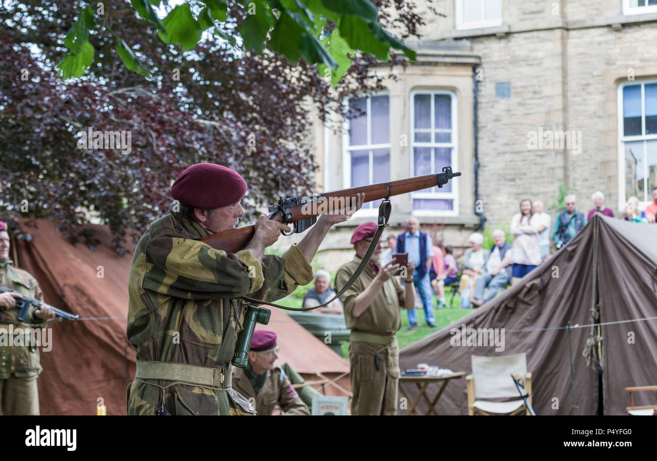 Barnard Castle, Teesdale, nella contea di Durham. Sabato 23 Giugno 2018. Il Nord Est città mercato di Barnard Castle ha fatto un passo indietro nel tempo oggi quando la gente vestita in su in vintage anni Quaranta abiti e seconda guerra mondiale di uniformi come parte di Barnard Castle 1940's Weekend. Questo ha incluso un flypast da un WW2 Spitfire e visualizza da re-enactors. David Forster/Alamy Live News Foto Stock