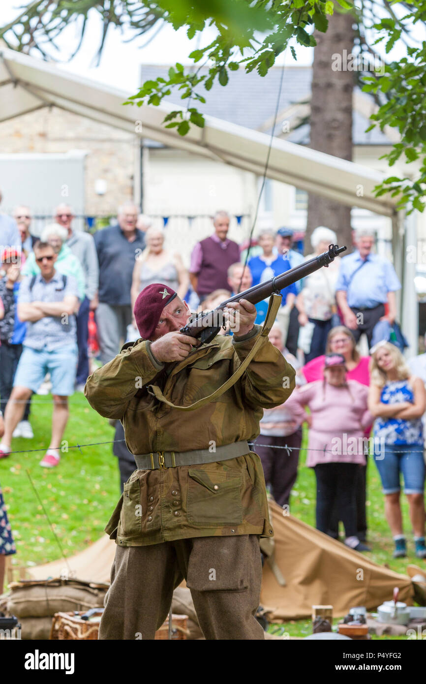 Barnard Castle, Teesdale, nella contea di Durham. Sabato 23 Giugno 2018. Il Nord Est città mercato di Barnard Castle ha fatto un passo indietro nel tempo oggi quando la gente vestita in su in vintage anni Quaranta abiti e seconda guerra mondiale di uniformi come parte di Barnard Castle 1940's Weekend. Questo ha incluso un flypast da un WW2 Spitfire e visualizza da re-enactors. David Forster/Alamy Live News Foto Stock