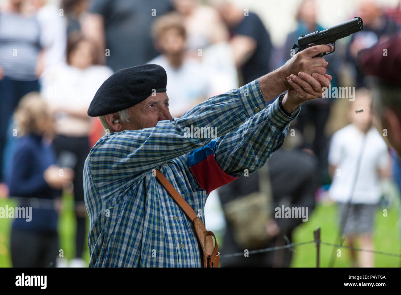 Barnard Castle, Teesdale, nella contea di Durham. Sabato 23 Giugno 2018. Il Nord Est città mercato di Barnard Castle ha fatto un passo indietro nel tempo oggi quando la gente vestita in su in vintage anni Quaranta abiti e seconda guerra mondiale di uniformi come parte di Barnard Castle 1940's Weekend. Questo ha incluso un flypast da un WW2 Spitfire e visualizza da re-enactors. David Forster/Alamy Live News Foto Stock