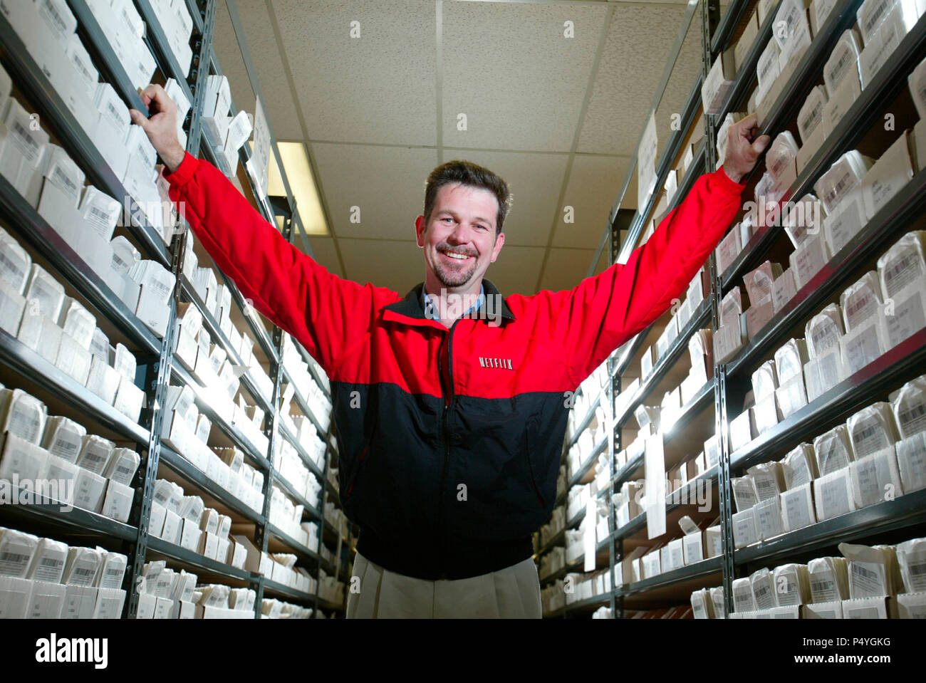 Feb 08, 2006; San Jose, California, Stati Uniti d'America; dietro le quinte di Netflix. Reed Hastings, Chief Executive Officer e Co-fondatore con righe di dvd waitng da inviare ai clienti. Netflix è una società dotcom che invia il dvd via posta a noi. Credito: Mark Richards, Mark Richards 41/ZUMAPRESS.com/Alamy Live News Foto Stock