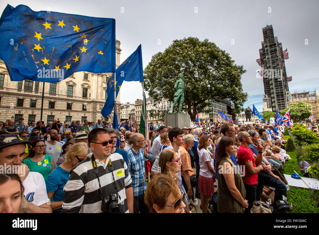 Londra, Regno Unito. Il 23 giugno, 2018. Folla sventolando bandiere dell'UE guarda altoparlanti alla fine dell'Anti-Brexit marzo presso la piazza del Parlamento. Luogo di Westminster e satute di Lloyd Geogre in background. Credito: Graeme Weston/Alamy Live News Foto Stock