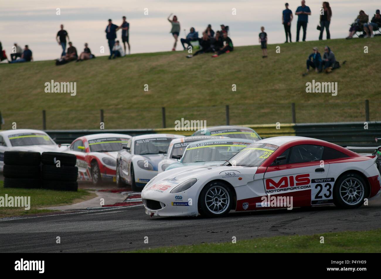 Dalton on Tees, Inghilterra, 23 giugno 2018. La vettura numero 23 azionato da Lorcan Hanafin di Douglas Motorsports spins round dopo essere stato colpito nel Round 11 della Ginetta Junior Championship sul circuito di Croft. Credito: Colin Edwards/Alamy Live News. Foto Stock