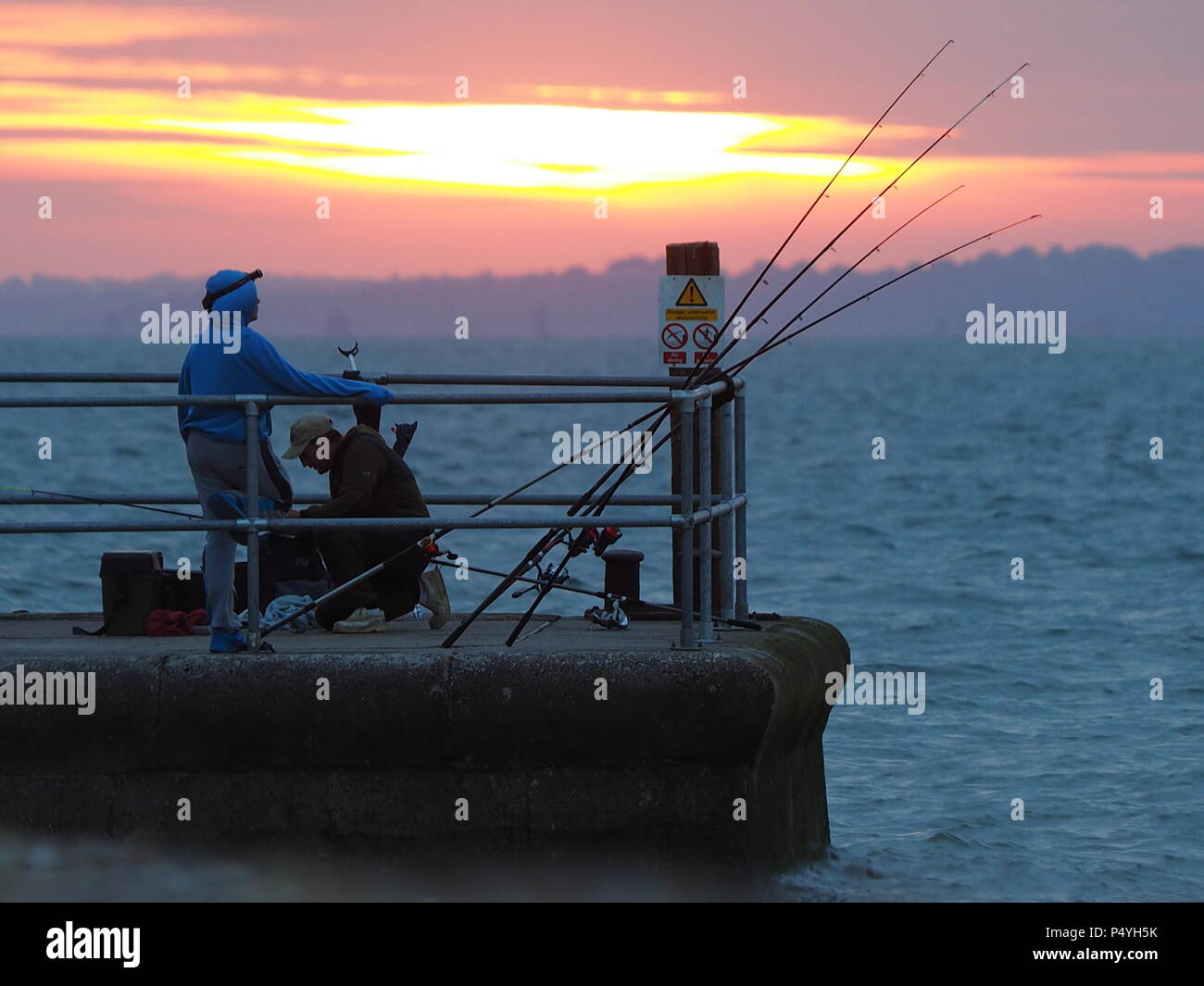 Sheerness, Kent, Regno Unito. Il 23 giugno, 2018. Regno Unito Meteo: il tramonto a Sheerness, Kent. Credito: James Bell/Alamy Live News Foto Stock