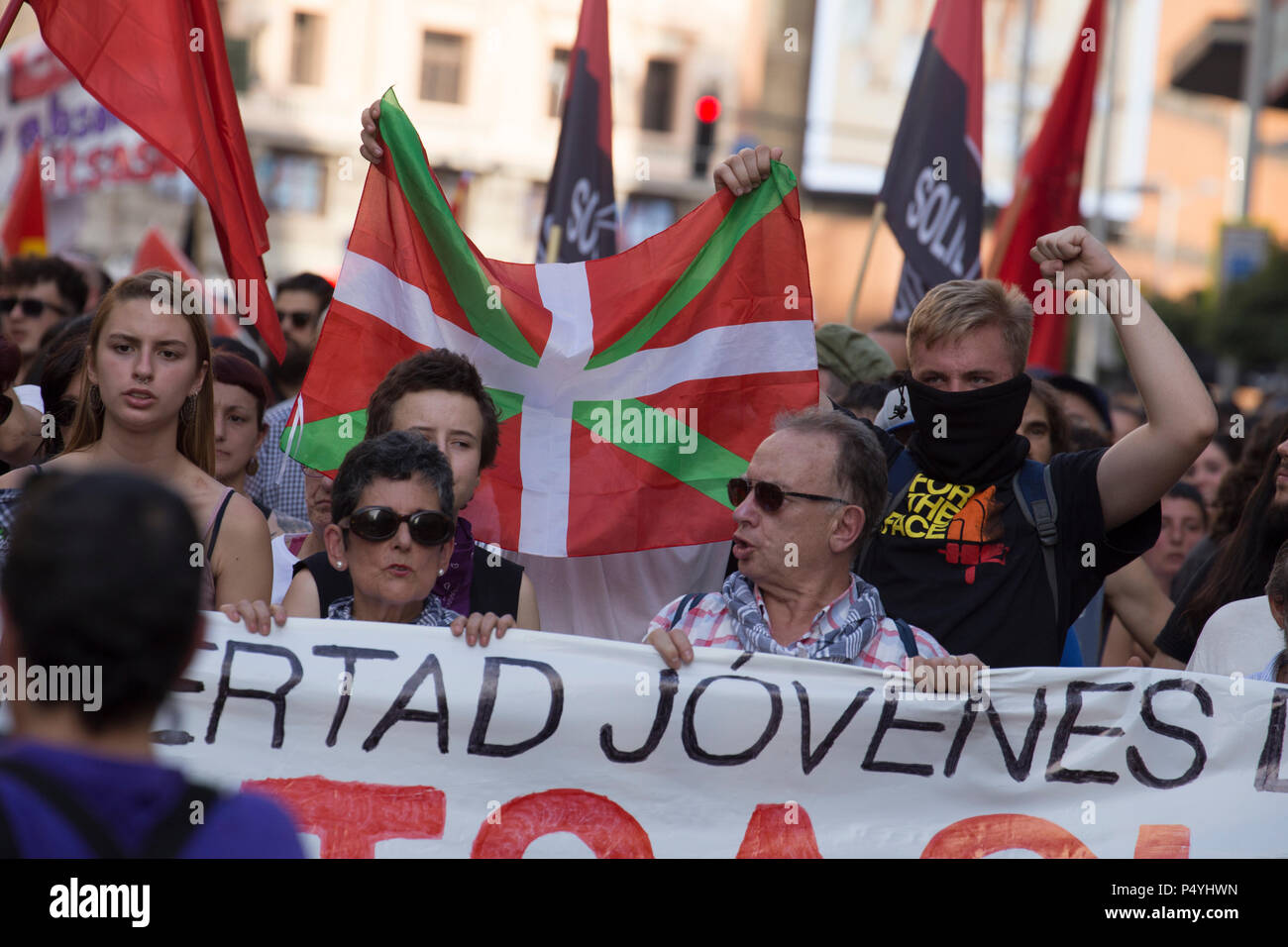 Madrid, Spagna. Il 23 giugno, 2018. I giovani mostrano una ikurriña, bandiera basco, nella manifestazione per la liberazione della gioventù di Altsasu. Migliaia di manifestanti hanno marciato a sostegno dei giovani dalla Altsasu (Navarra) in Madrid. Essi chiedono libertà per gli otto giovani condannati a tra 2 e 13 anni in prigione per aggressione a due guardie civili e i loro partner in Alsasua (Navarra) nel 2016, al grido di "cosa una barbarie , Alsasua in prigione e la Manada in libertà '. Credito: SOPA Immagini limitata/Alamy Live News Foto Stock