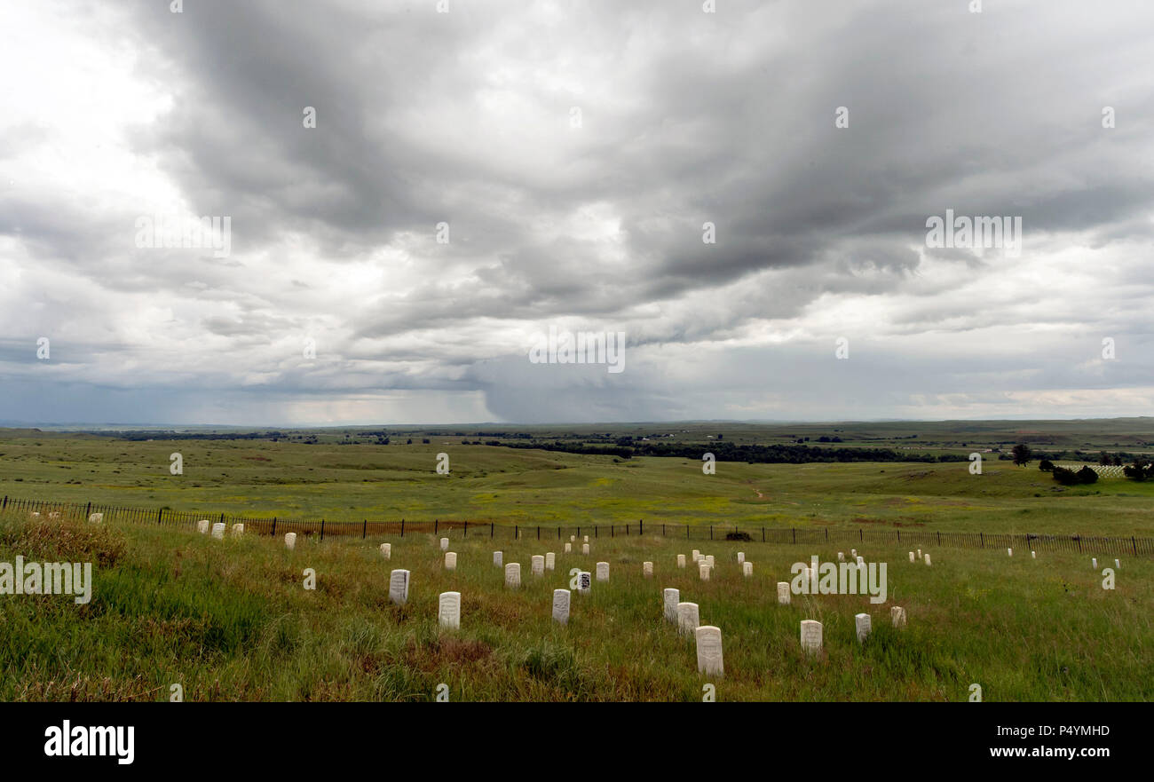 Crow agenzia, Montana, USA. Il 22 giugno, 2018. Il settimo cimitero di cavalleria al Little Bighorn Battlefield National Monument. Il monumento, sotto l'egida del National Park Service, memorializes una grande battaglia combattuta il 25 giugno 1876, tra Lakota, Cheyenne e Arapaho Indiani contro l'esercito degli Stati Uniti. Queste tribù stavano combattendo per conservare il loro stile di vita tradizionale come nomadi cacciatori di buffalo. Gli Stati Uniti Esercito era di effettuare la concessione dell Amministrazione di istruzioni per rimuovere il Lakota, sioux e cheyenne popoli alla grande Sioux Prenotazione nel territorio Dakota.(Ima di credito Foto Stock