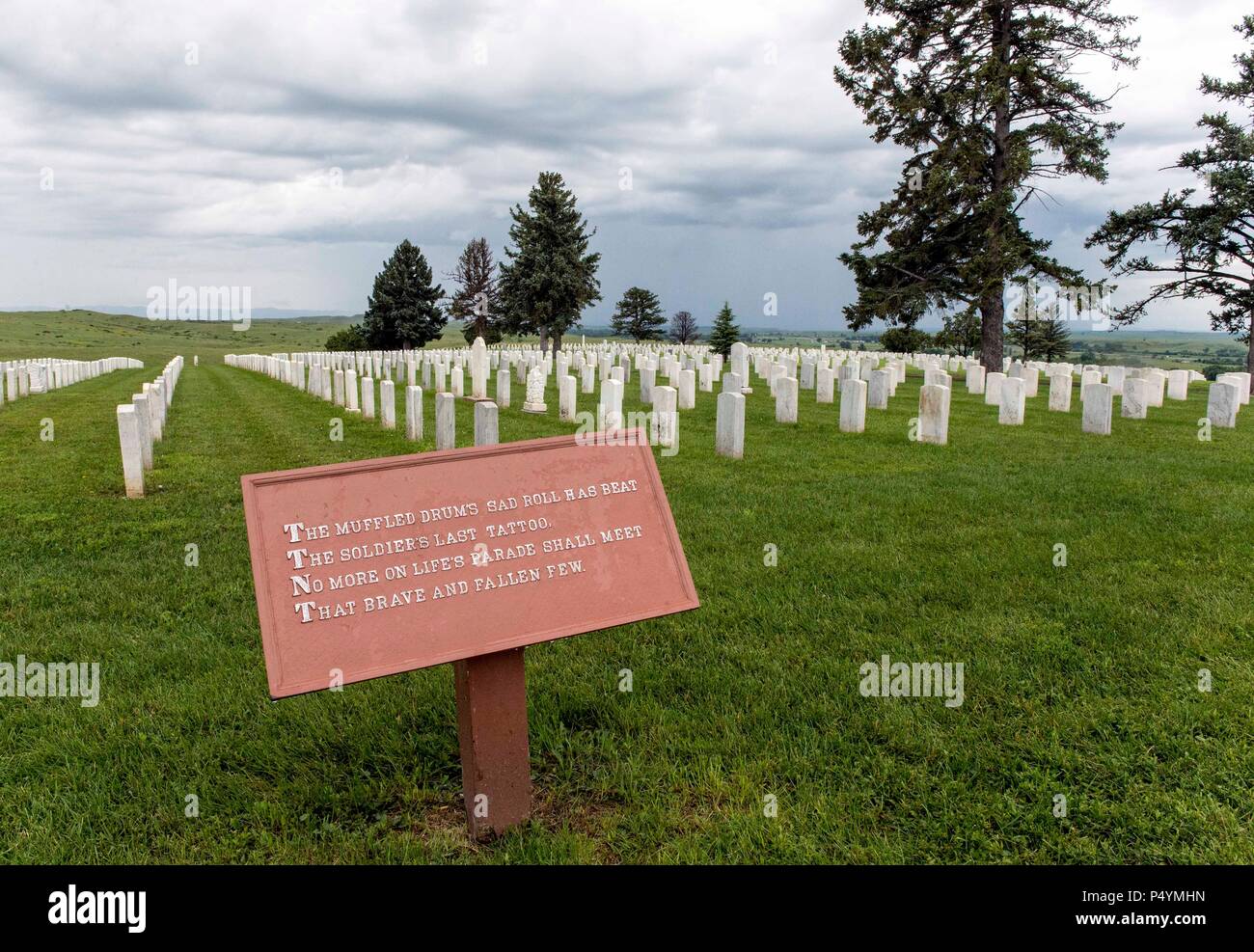 Crow agenzia, Montana, USA. Il 22 giugno, 2018. Custer Cimitero nazionale presso il Little Bighorn Battlefield National Monument. Il monumento, sotto l'egida del National Park Service, memorializes una grande battaglia combattuta il 25 giugno 1876, tra Lakota, Cheyenne e Arapaho Indiani contro l'esercito degli Stati Uniti. Queste tribù stavano combattendo per conservare il loro stile di vita tradizionale come nomadi cacciatori di buffalo. Gli Stati Uniti Esercito era di effettuare la concessione dell Amministrazione di istruzioni per rimuovere il Lakota, sioux e cheyenne popoli alla grande Sioux Prenotazione nel territorio Dakota.(Immagine di credito: Foto Stock
