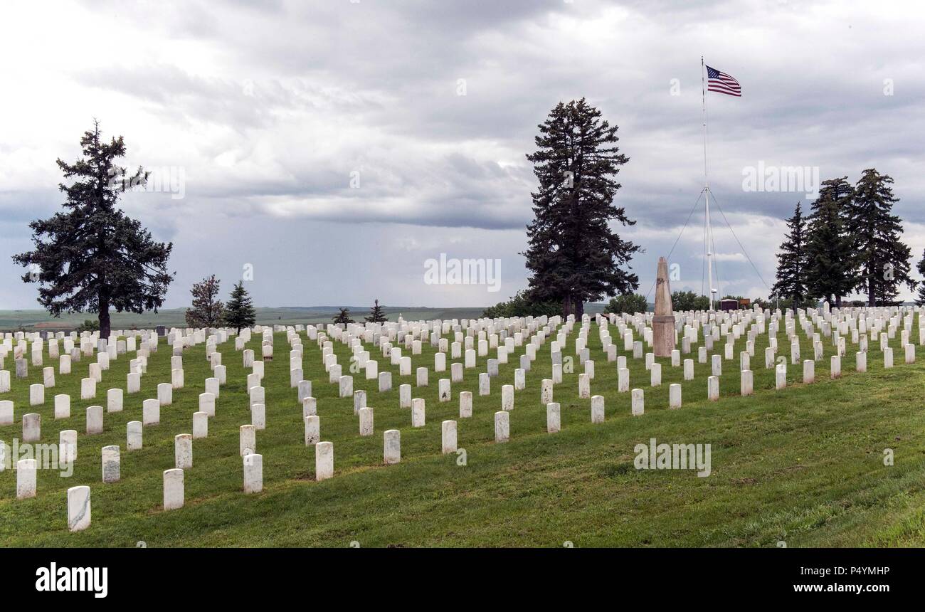 Crow agenzia, Montana, USA. Il 22 giugno, 2018. Custer Cimitero nazionale presso il Little Bighorn Battlefield National Monument. Il monumento, sotto l'egida del National Park Service, memorializes una grande battaglia combattuta il 25 giugno 1876, tra Lakota, Cheyenne e Arapaho Indiani contro l'esercito degli Stati Uniti. Queste tribù stavano combattendo per conservare il loro stile di vita tradizionale come nomadi cacciatori di buffalo. Gli Stati Uniti Esercito era di effettuare la concessione dell Amministrazione di istruzioni per rimuovere il Lakota, sioux e cheyenne popoli alla grande Sioux Prenotazione nel territorio Dakota.(Immagine di credito: Foto Stock