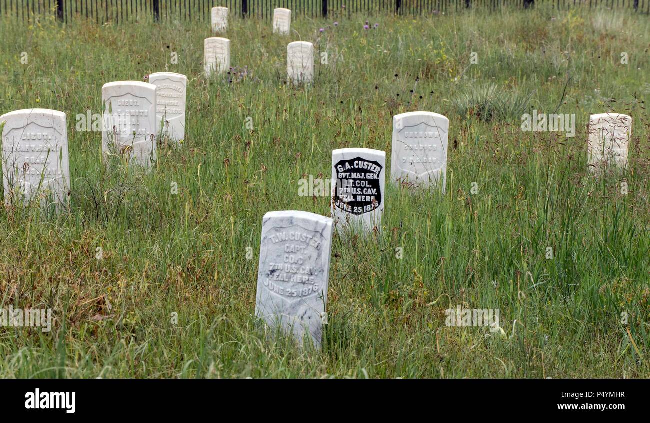 Crow agenzia, Montana, USA. Il 22 giugno, 2018. Il settimo cavalleria cimitero con la pietra tombale di George Custer evidenziato in nero al Little Bighorn Battlefield National Monument. Il monumento, sotto l'egida del National Park Service, memorializes una grande battaglia combattuta il 25 giugno 1876, tra Lakota, Cheyenne e Arapaho Indiani contro l'esercito degli Stati Uniti. Queste tribù stavano combattendo per conservare il loro stile di vita tradizionale come nomadi cacciatori di buffalo. Gli Stati Uniti Esercito era di effettuare la concessione dell Amministrazione di istruzioni per rimuovere il Lakota, sioux e cheyenne popoli a t Foto Stock
