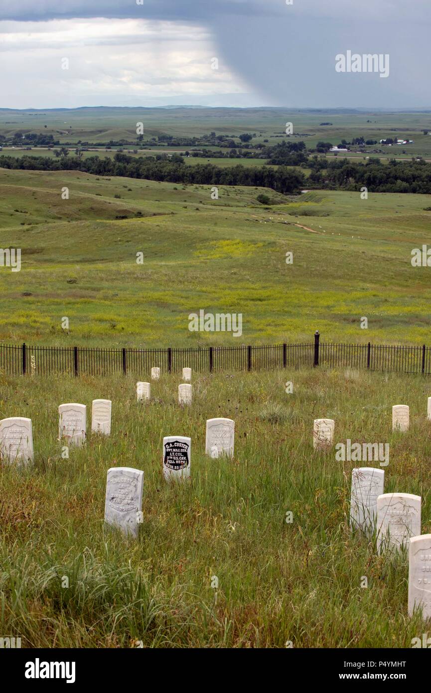 Crow agenzia, Montana, USA. Il 22 giugno, 2018. Il settimo cavalleria cimitero con la pietra tombale di George Custer evidenziato in nero al Little Bighorn Battlefield National Monument. Il monumento, sotto l'egida del National Park Service, memorializes una grande battaglia combattuta il 25 giugno 1876, tra Lakota, Cheyenne e Arapaho Indiani contro l'esercito degli Stati Uniti. Queste tribù stavano combattendo per conservare il loro stile di vita tradizionale come nomadi cacciatori di buffalo. Gli Stati Uniti Esercito era di effettuare la concessione dell Amministrazione di istruzioni per rimuovere il Lakota, sioux e cheyenne popoli a t Foto Stock