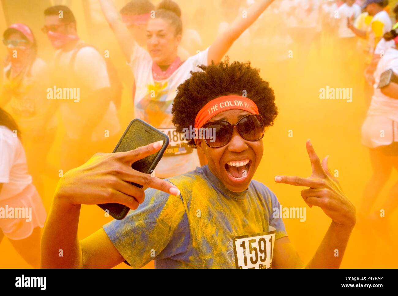 Los Angeles, Stati Uniti d'America. Il 23 giugno, 2018. Guide di scorrimento in esecuzione attraverso le nubi di polvere colorata generata da volontari nel Colour Run all'StubHub Center di Los Angeles, Stati Uniti, 23 giugno 2018. Credito: Zhao Hanrong/Xinhua/Alamy Live News Foto Stock