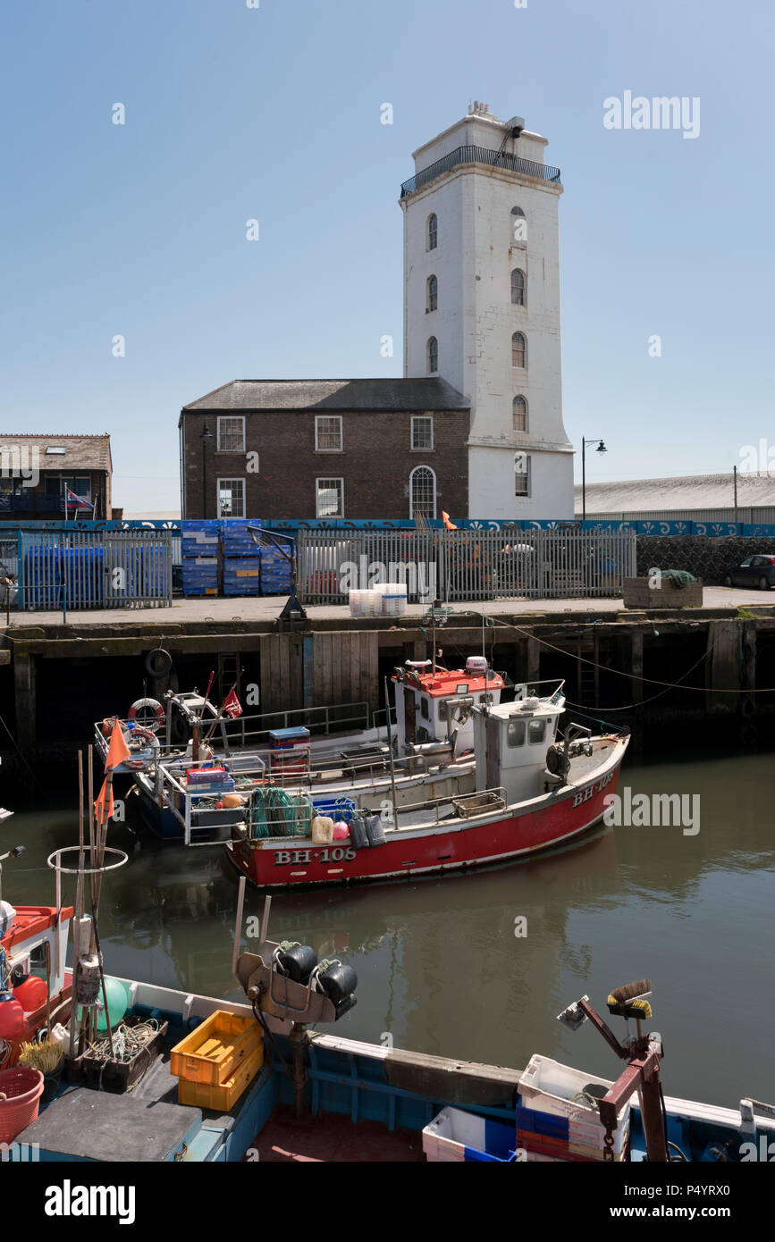Il Molo peschereccio a North Shields, Tyneside, Regno Unito, che mostra la bassa torre faro Foto Stock