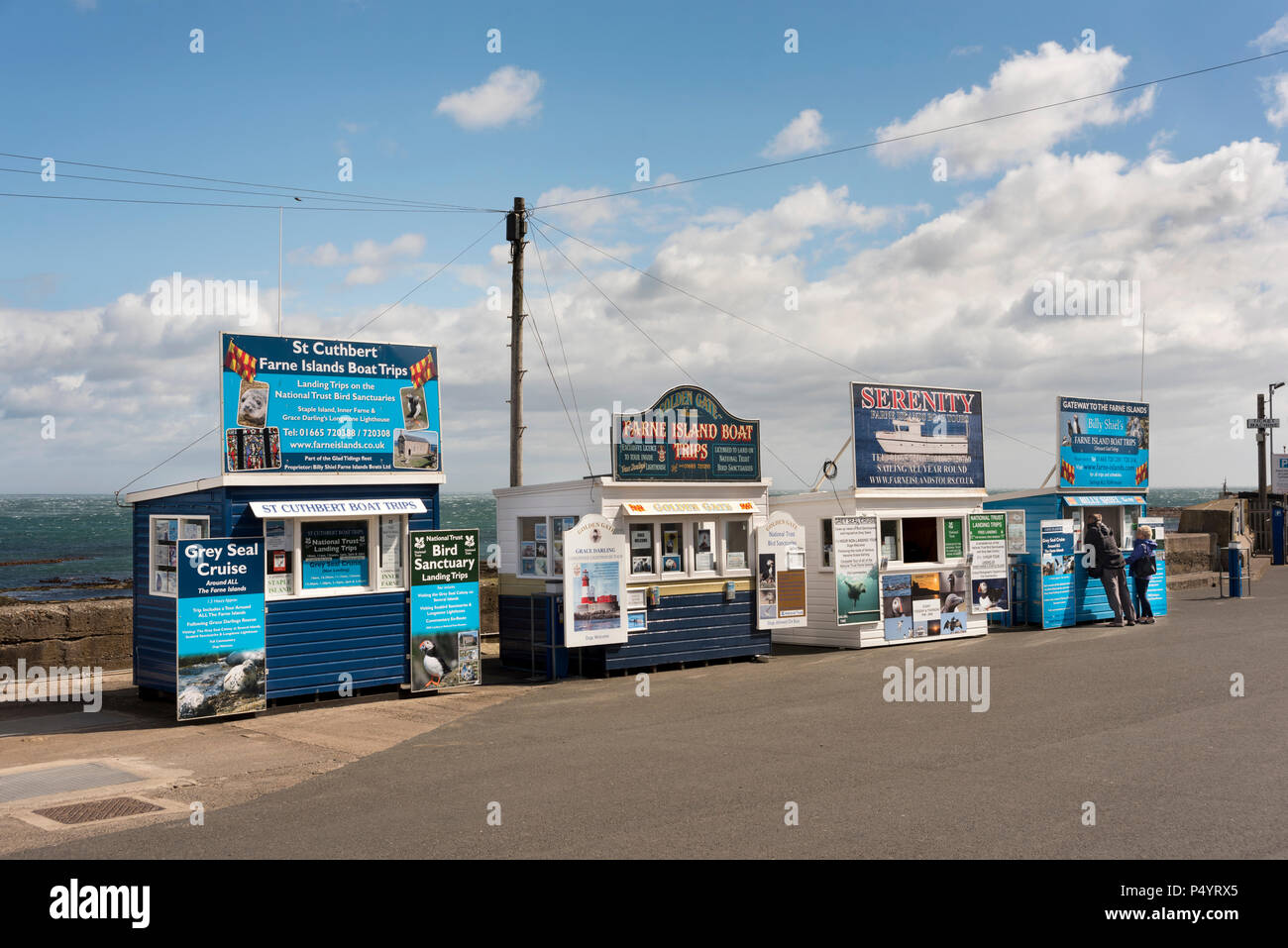 I chioschi che vendono biglietti per farne isole viaggi per mare, Seahouses Harbour, Northumberland, Regno Unito Foto Stock