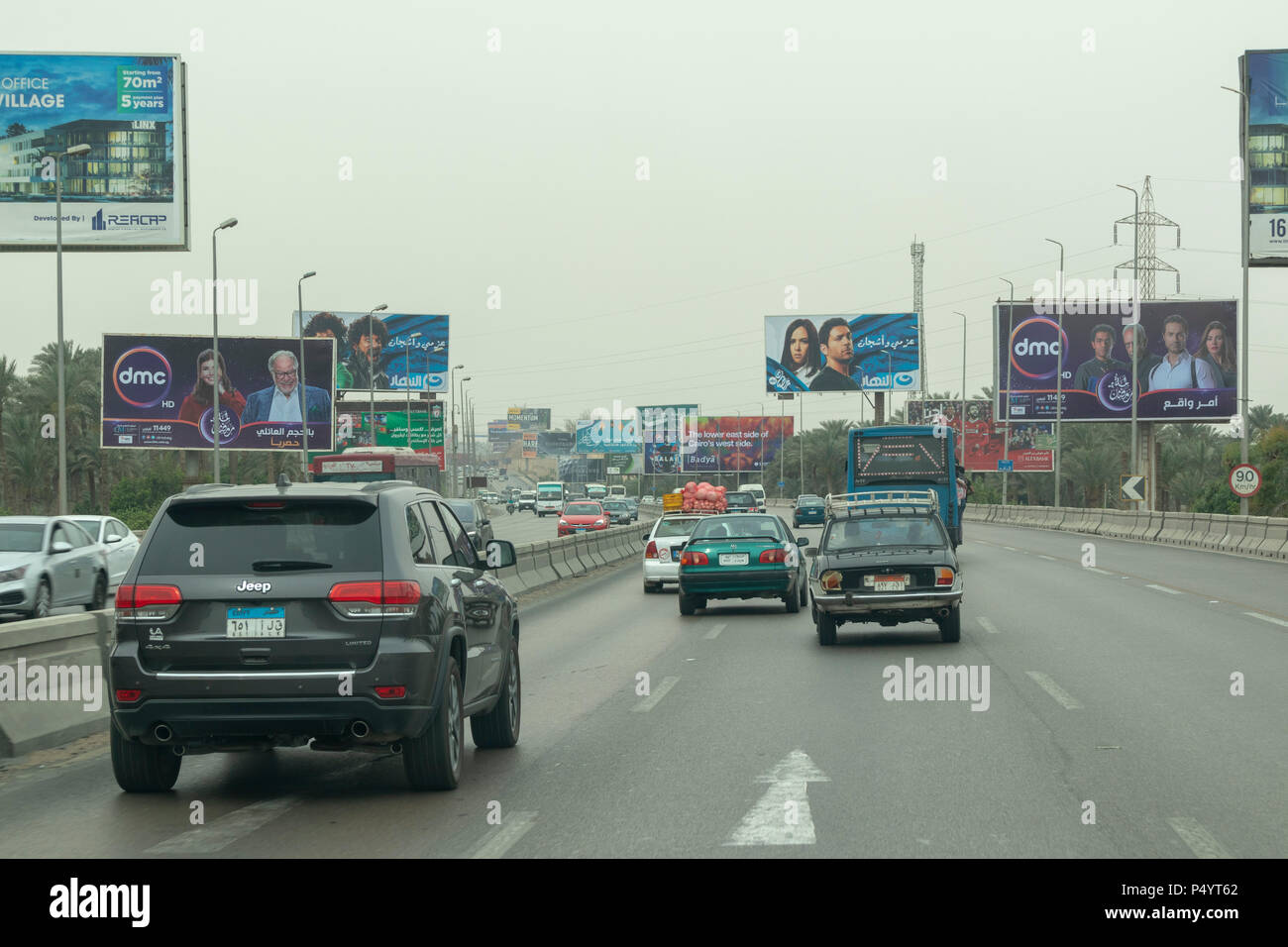 Arteria stradale del Cairo in Egitto che mostra proliferazione di cartelloni con la pubblicità. Foto Stock