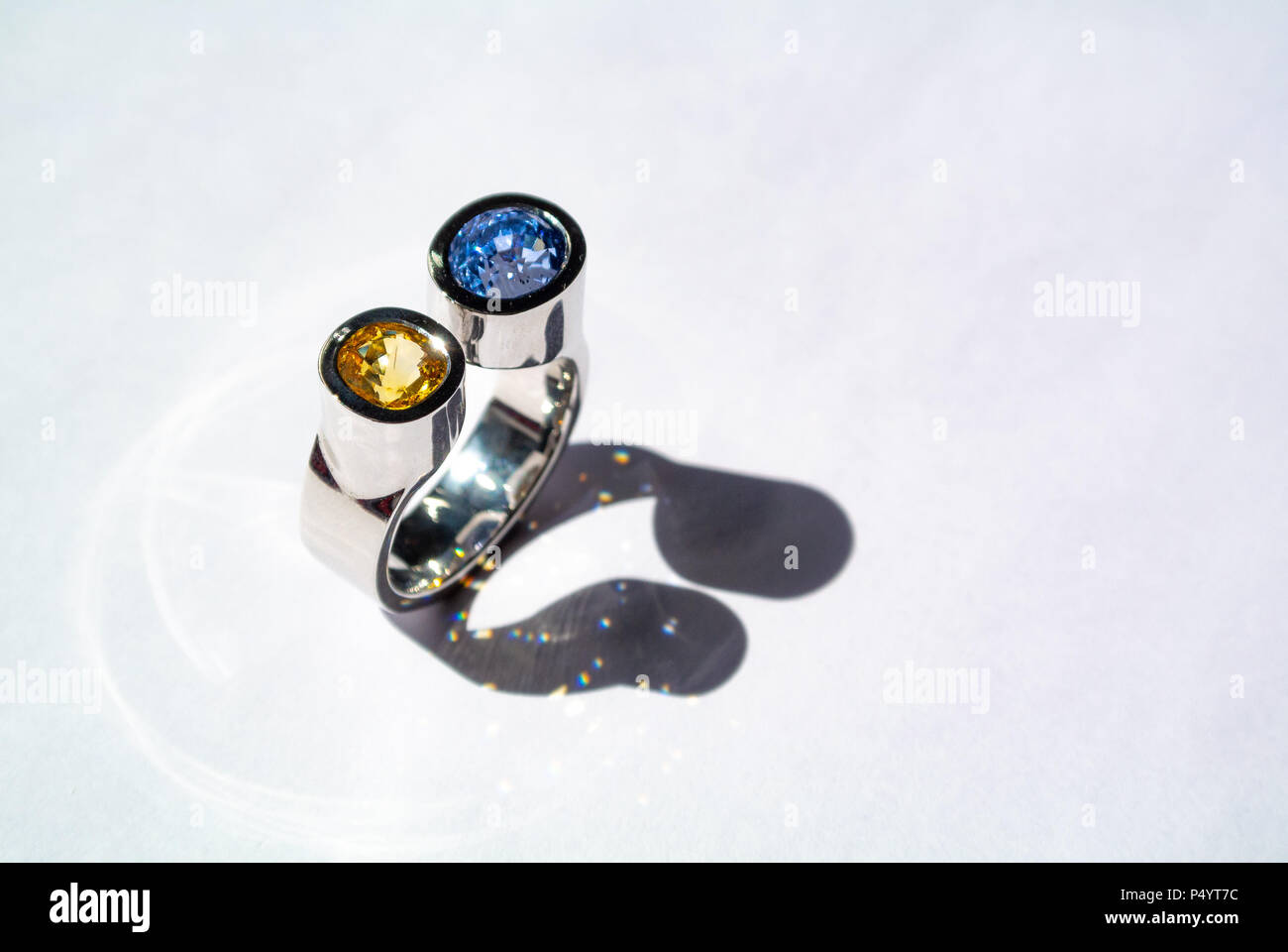 Originale Anello in oro bianco con il giallo e il blu zaffiro Foto Stock