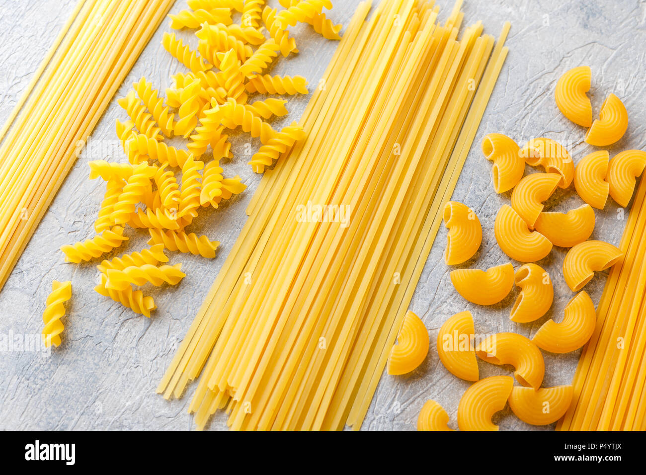 Varietà di tipi e forme di asciugare la pasta italiana - spaghetti,  linguine Conchiglie gomito, maccheroni, fusilli Foto stock - Alamy
