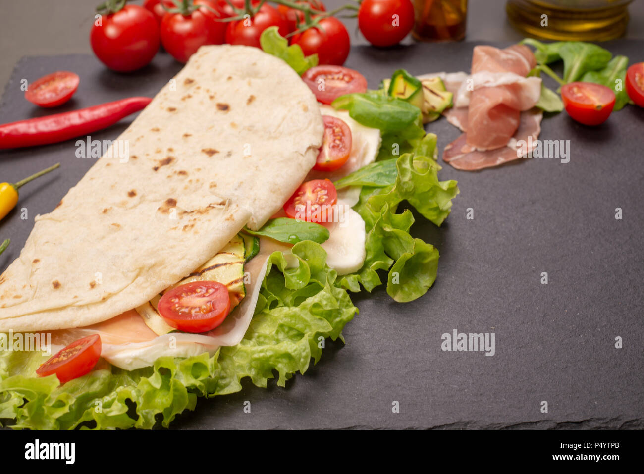 Italian Piadina Romagnola Flatbread Con Lattuga Pomodori Ciliegini Il Prosciutto Crudo Mozzarella E Zucchine Grigliate Foto Stock Alamy