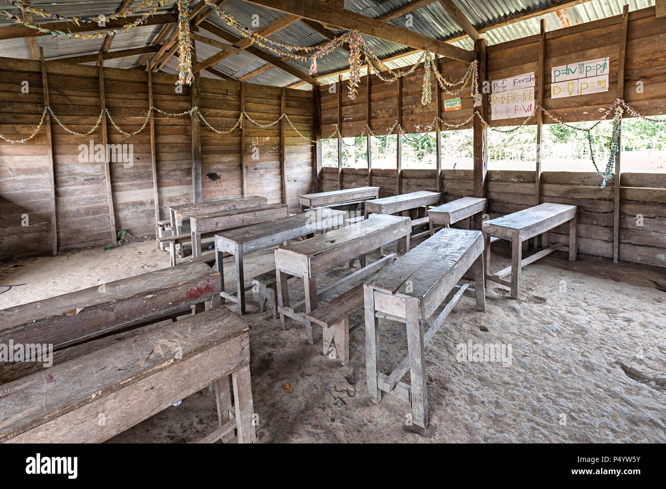 Camera scuola nel villaggio rurale di Nong Ping, Laos Foto Stock Camera scuola nel villaggio rurale di Nong Ping, Laos Foto Stock