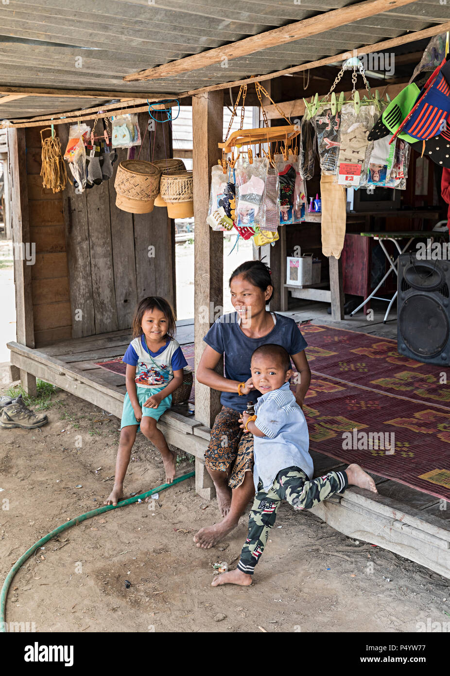 La donna e i bambini al negozio del Villaggio Nong Ping, Laos Foto Stock