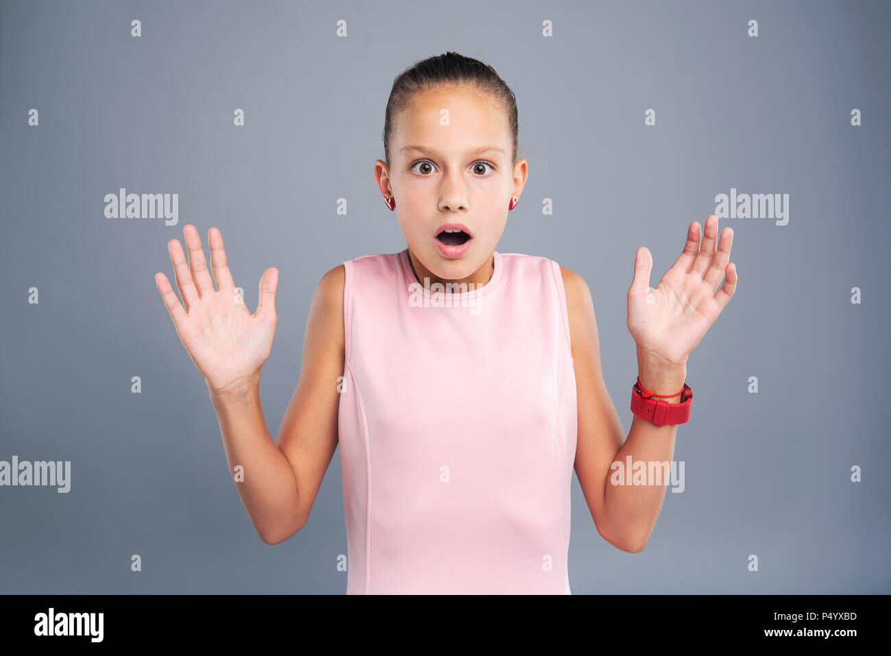 Petite teenager cercando spaventata da qualcosa Foto Stock