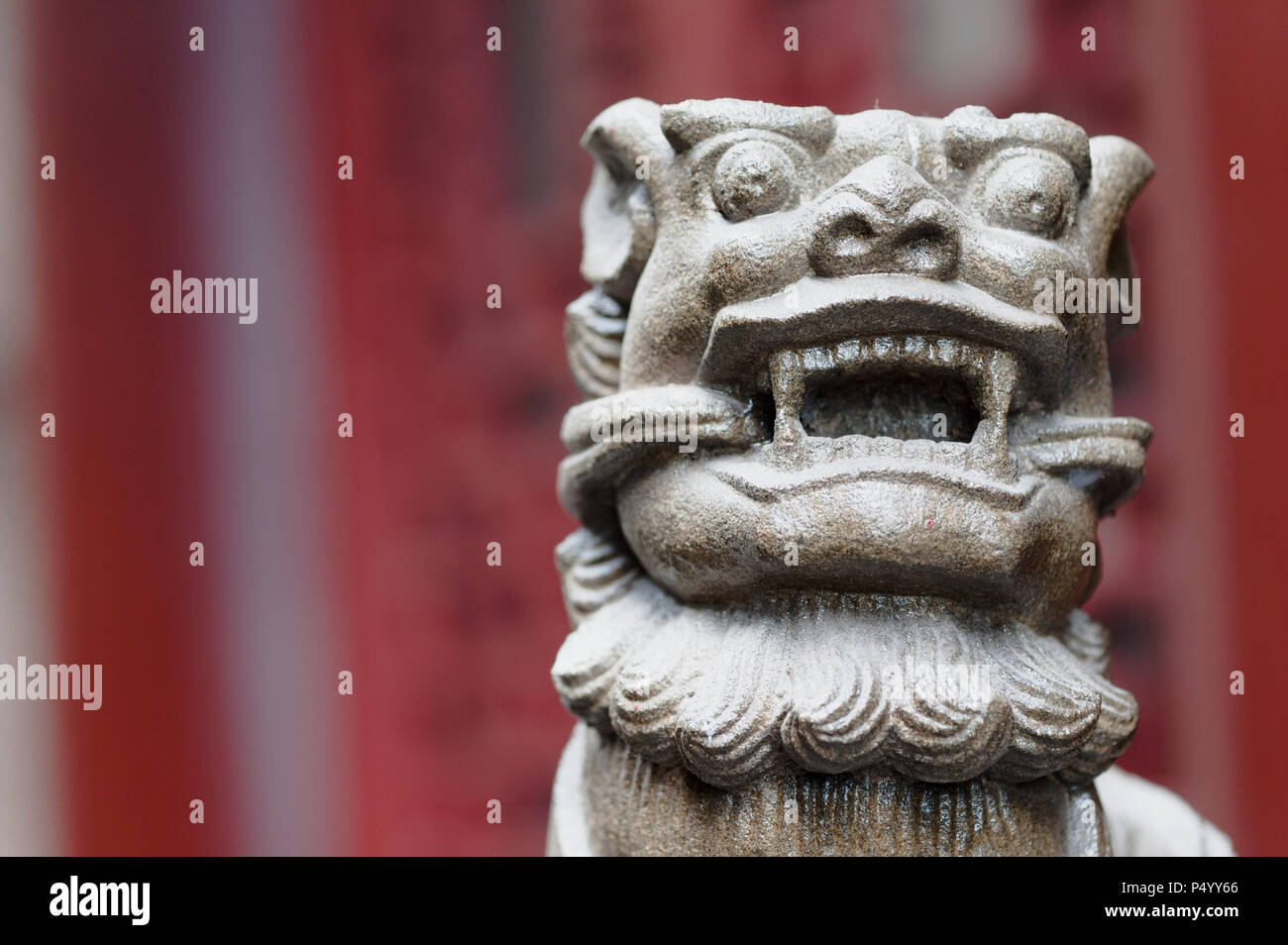 Lion statua di pietra di un tempio buddista, Chongqing Cina Foto Stock