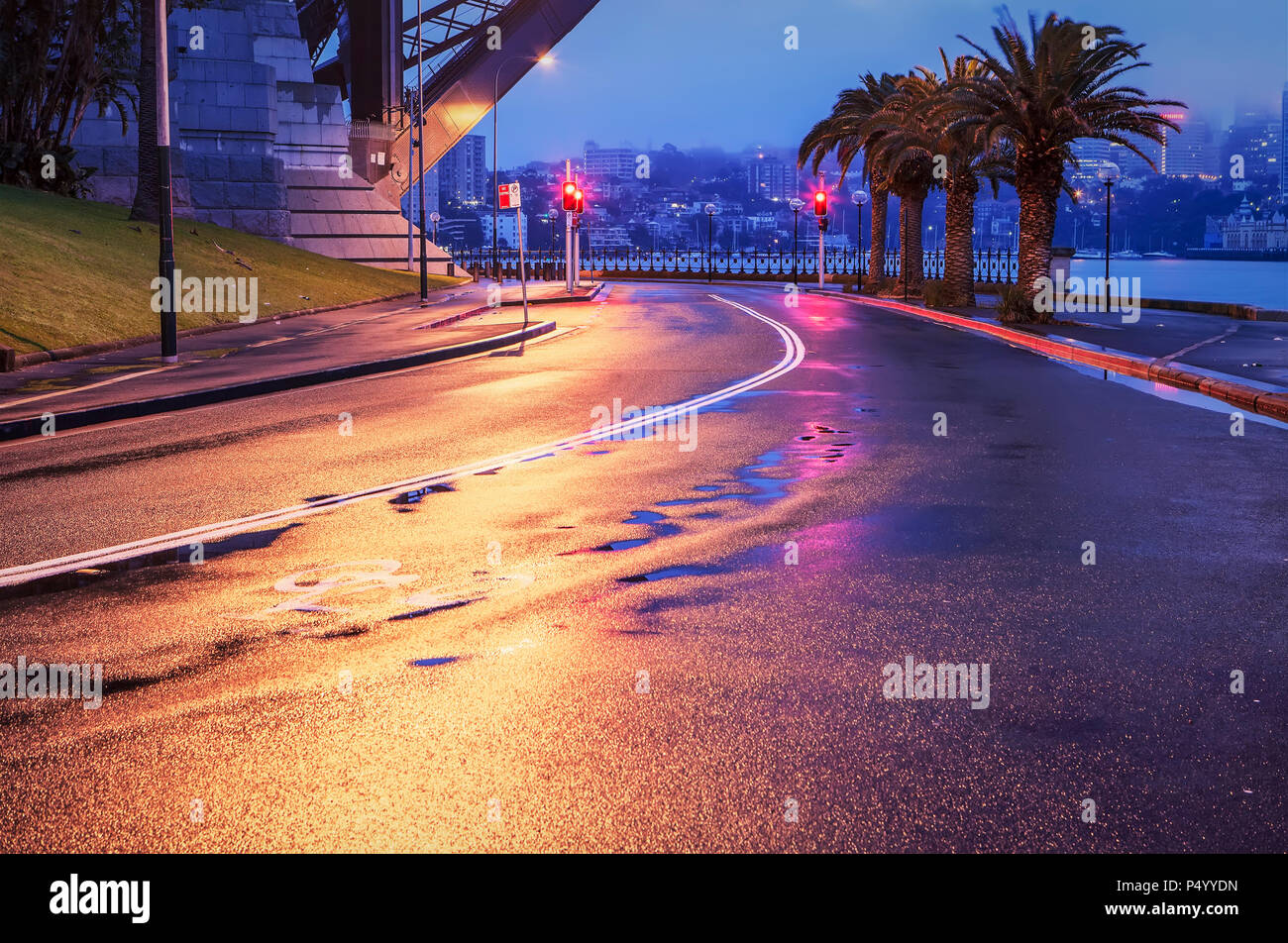 Svuotare strada bagnata a Sydney alba Foto Stock