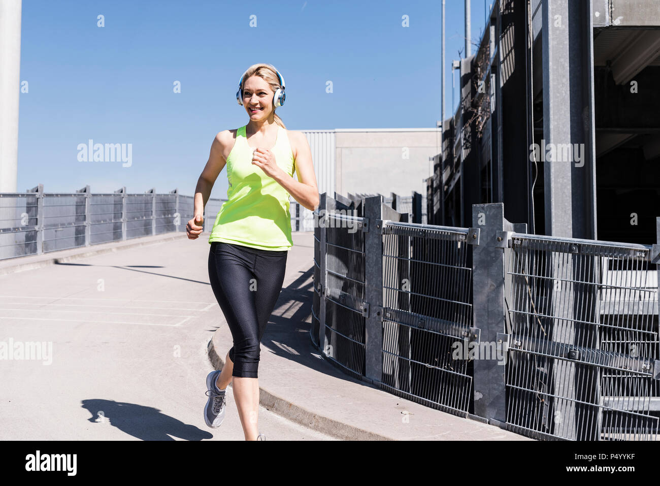 Donna jogging in città Foto Stock