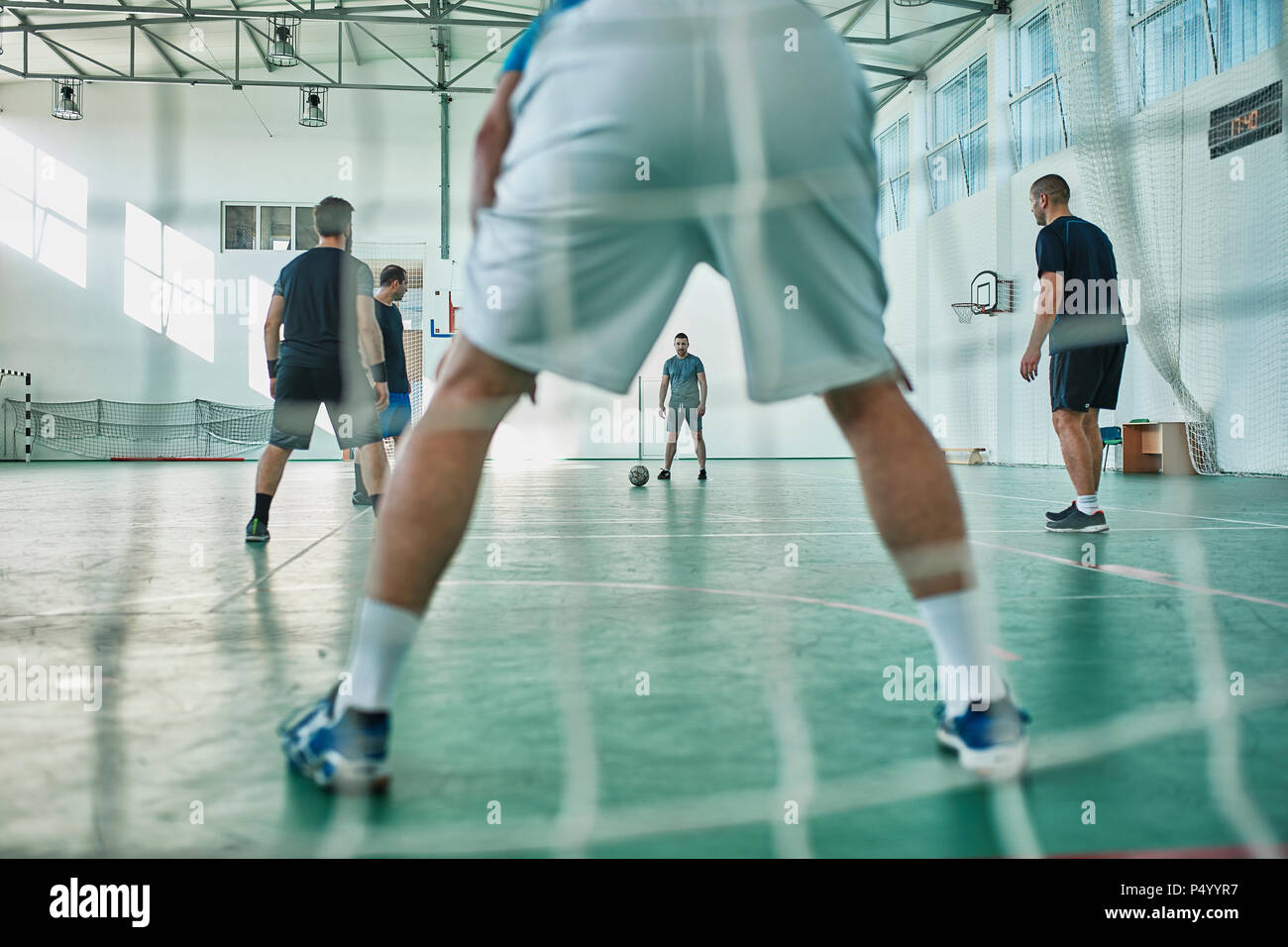 Gli uomini che giocano a calcio indoor Foto Stock