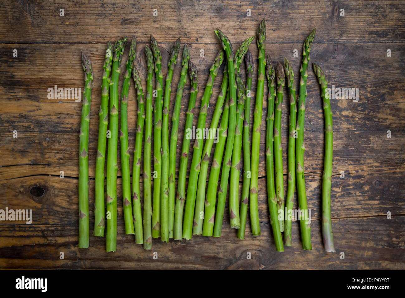 Organici di asparagi verdi spears su legno Foto Stock