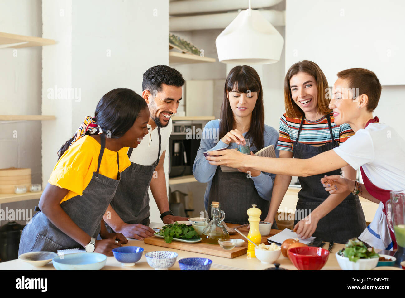 Happy amici e istruttore in un workshop di cottura Foto Stock