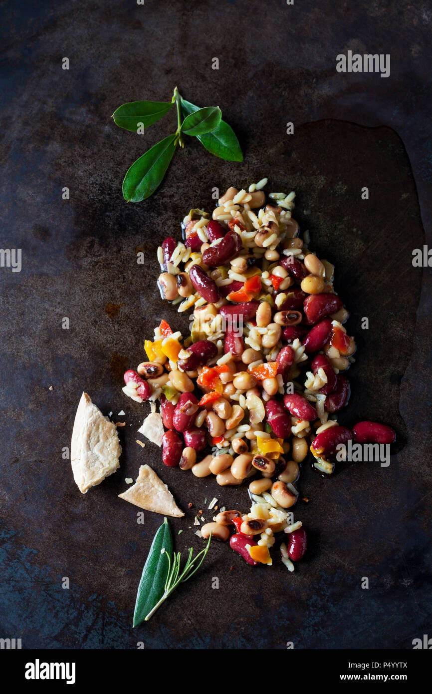 Il greco insalata di fagioli sul terreno scuro Foto Stock