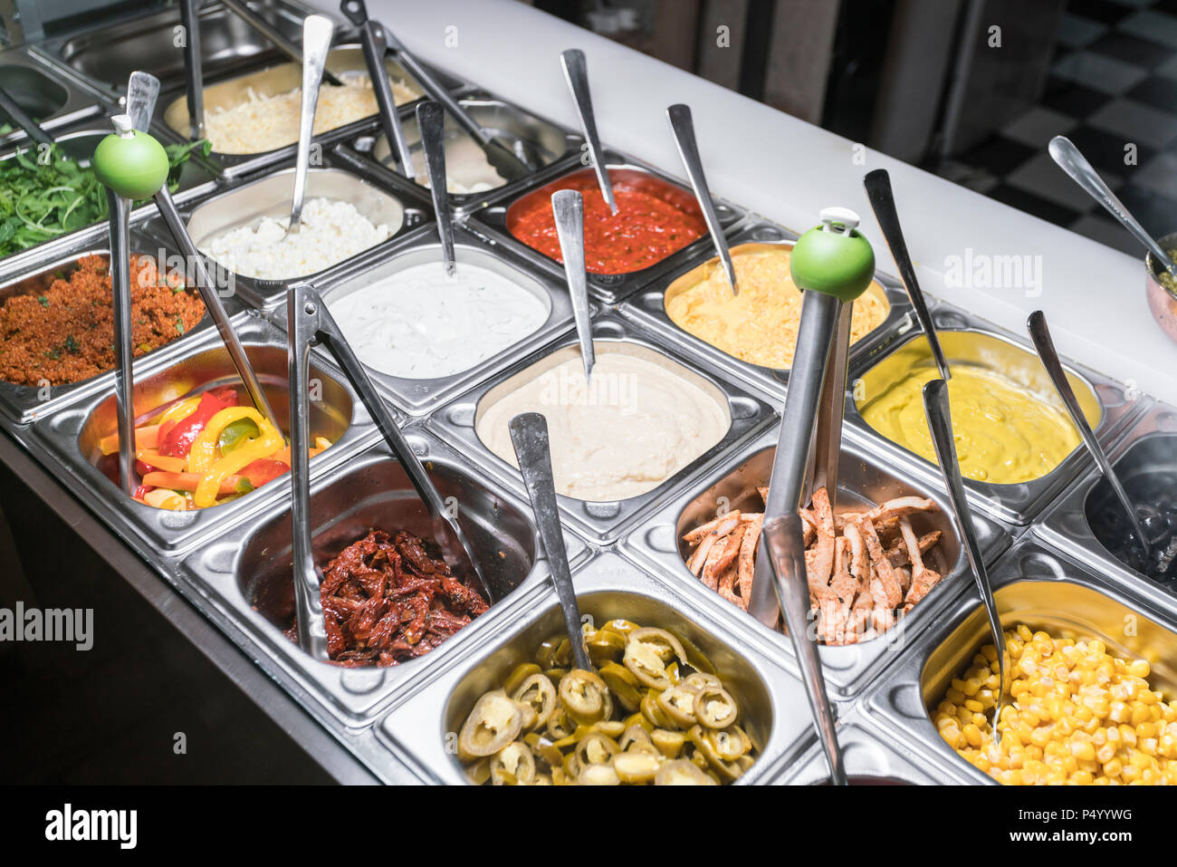 Vetrina refrigerata in un ristorante vegano Foto Stock