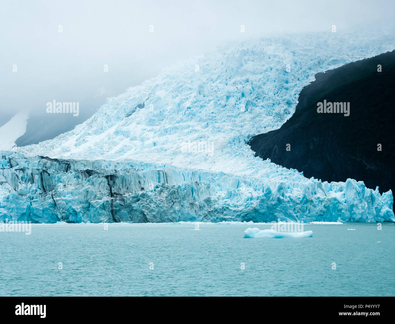 Argentina, Patagonia, El Calafate, Puerto Bandera, Lago Argentino, Parque Nacional Los Glaciares, Estancia Cristina, ghiacciaio Spegazzini, iceberg Foto Stock