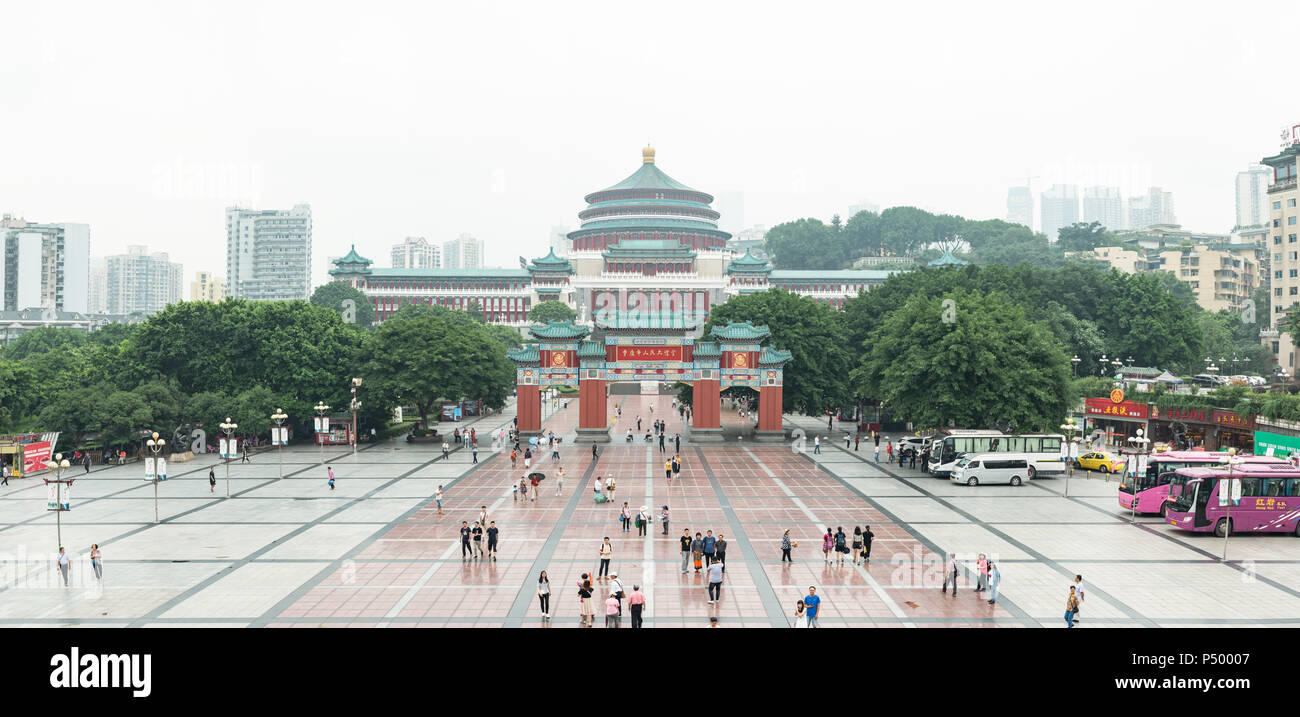 Chongqing Cina - Giugno 14,2018 : Panorama di RenMin Dalitang - persone di grande hall - in piazza del popolo su un nebbioso giorno Foto Stock