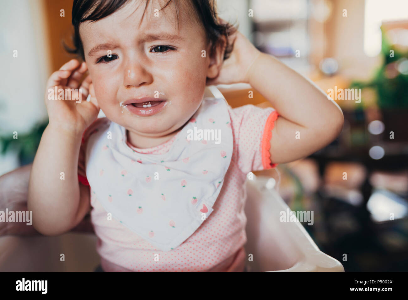 Ritratto di piangere bambina a casa Foto Stock